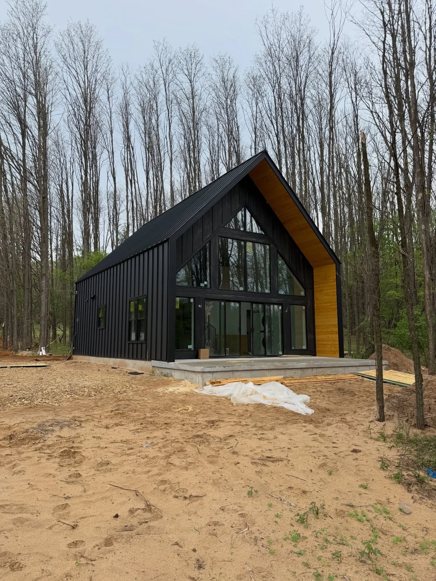 *JOB DONE*
A quiet retreat designed to disconnect from the noise and reconnect with nature.
This cabin was crafted as a true vacation escape &mdash; warm, timeless, and made to be lived slowly.