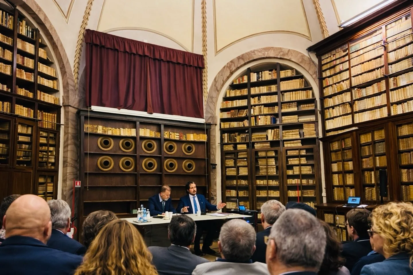 Grazie alla Biblioteca Comunale degli Intronati @bibliotecasiena per l&rsquo;accoglienza e per l&rsquo;organizzazione di questo bellissimo incontro, e un ringraziamento speciale al presidente Raffaele Ascheri per l&rsquo;invito e l&rsquo;attenzione d