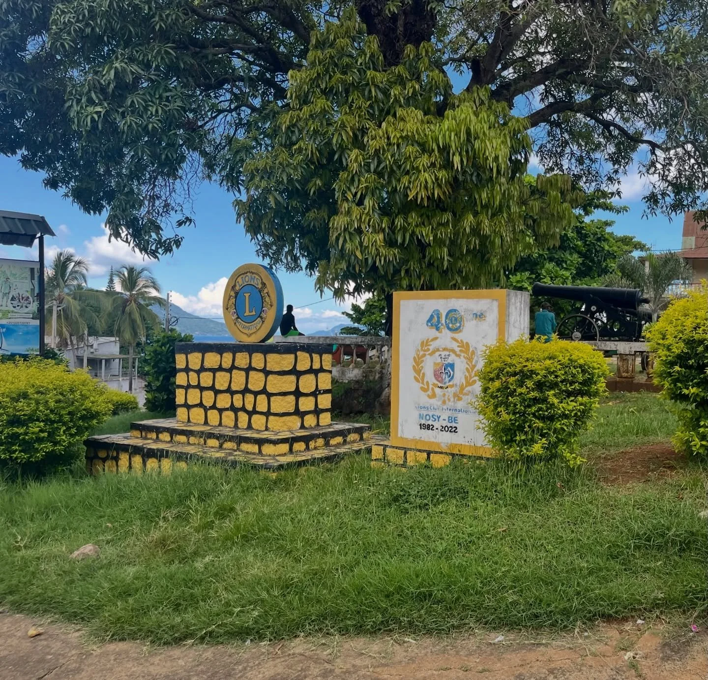 Qualche giorno fa, a Andoany, nota anche come Hell Ville, principale centro abitato di Nosy Be, in Madagascar, ho chiesto al mio Cicerone di fermarsi perch&eacute; desideravo scattare questa foto.

Il malgascio, guardandomi con curiosit&agrave;, mi h