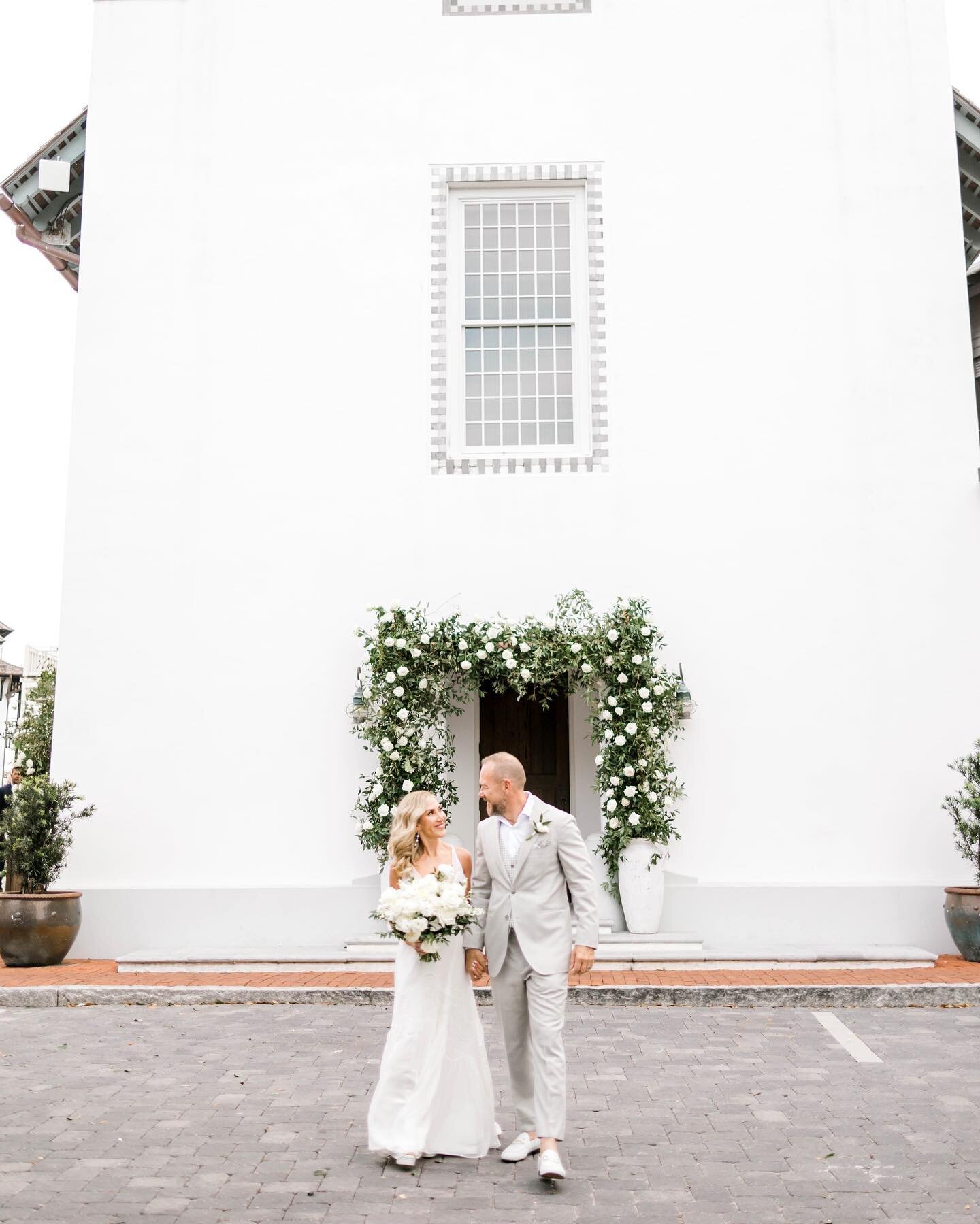 It&rsquo;s another beautiful wedding day! I&rsquo;m going back to this beautiful @rosemarybeachweddings that I got the opportunity to shoot with @amyrileyphotography ❤️

#rosemarybeachphotographer #rosiemarybeachweddings #30afamilyphotographer #grayt