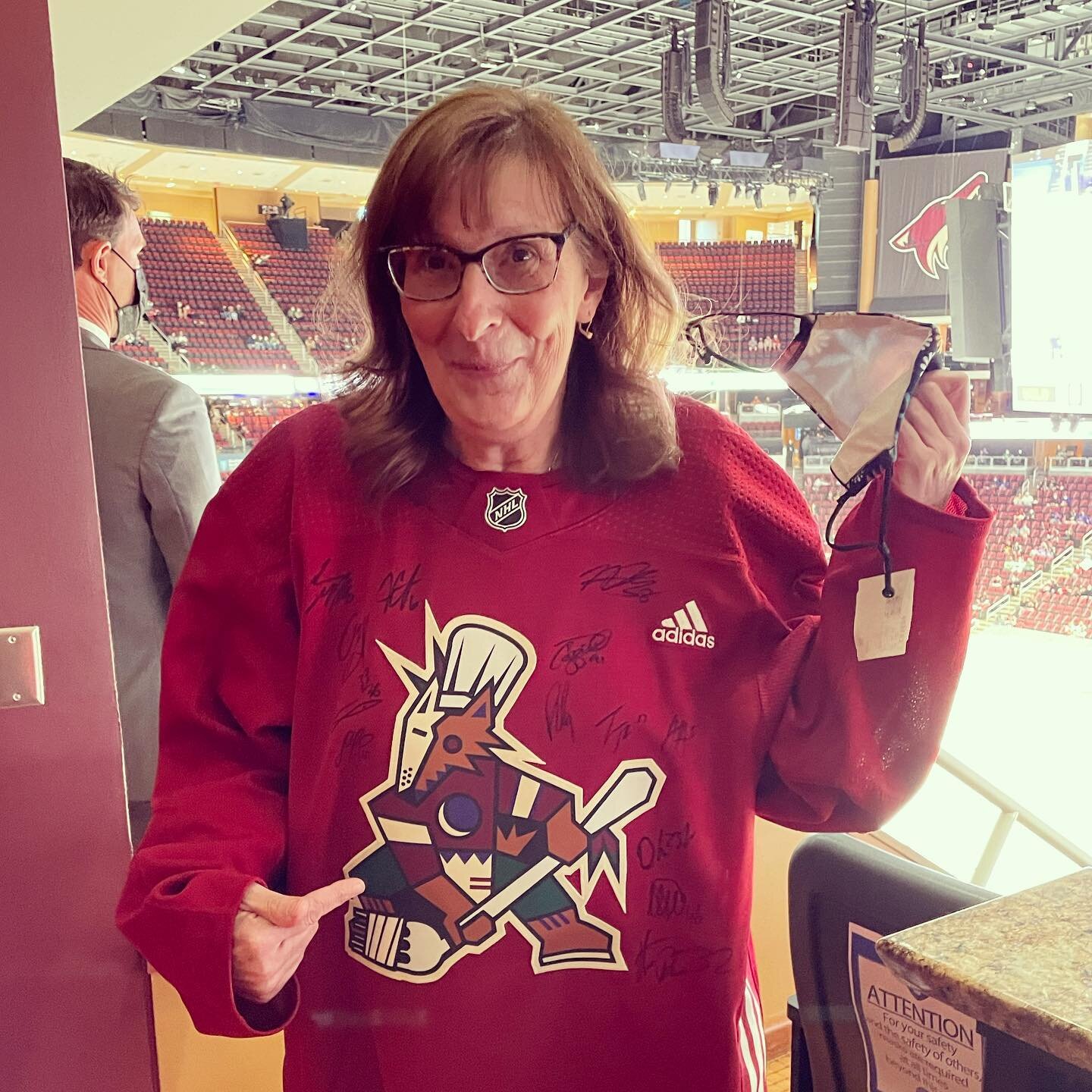 Well we have been &ldquo;Cooking with the Coyotes&rdquo; for a couple of years now and tonight they presented me with... look very closely at the Coyote!!!
Thank you @arizonacoyotesfoundation  and @arizonacoyotes for a fun night and one of the most a