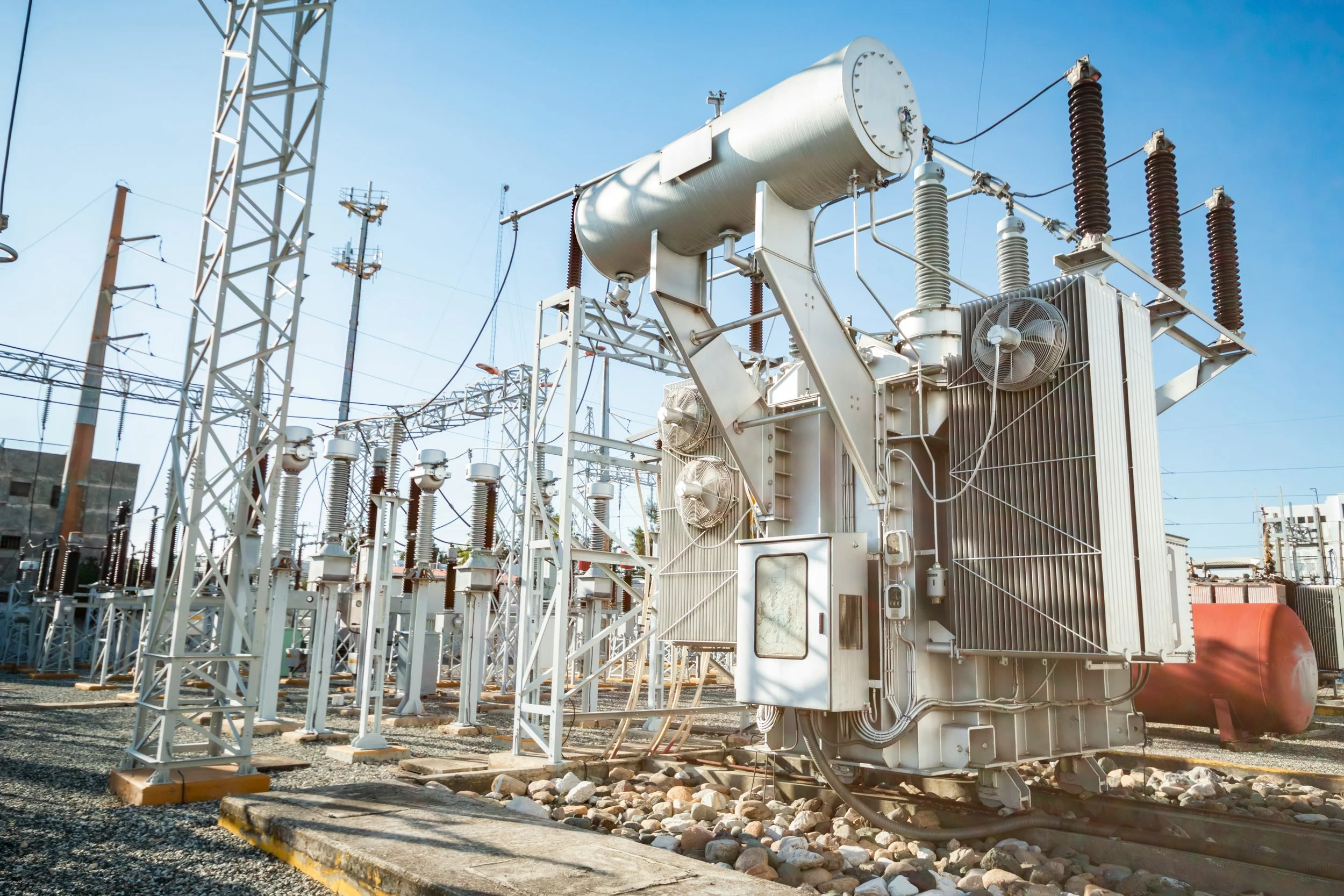 Power transformer, insulation oil and monitoring