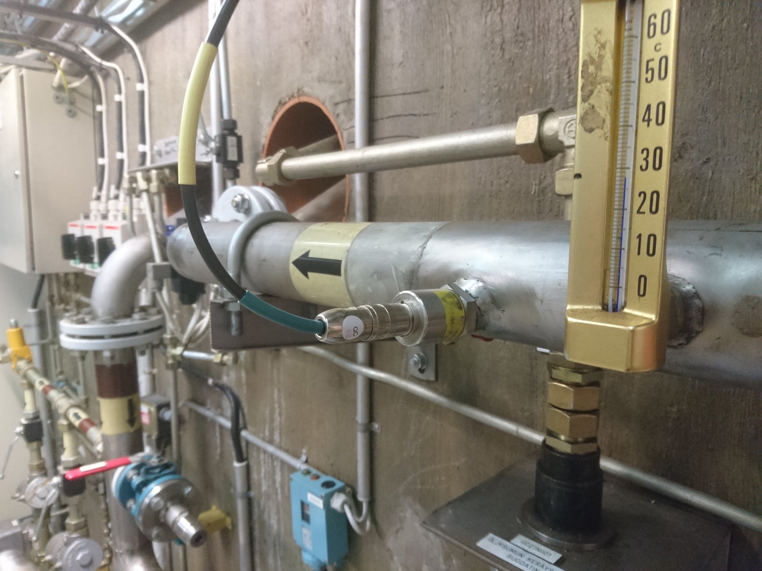 Oil condition monitoring system with inline sensor on industrial equipment