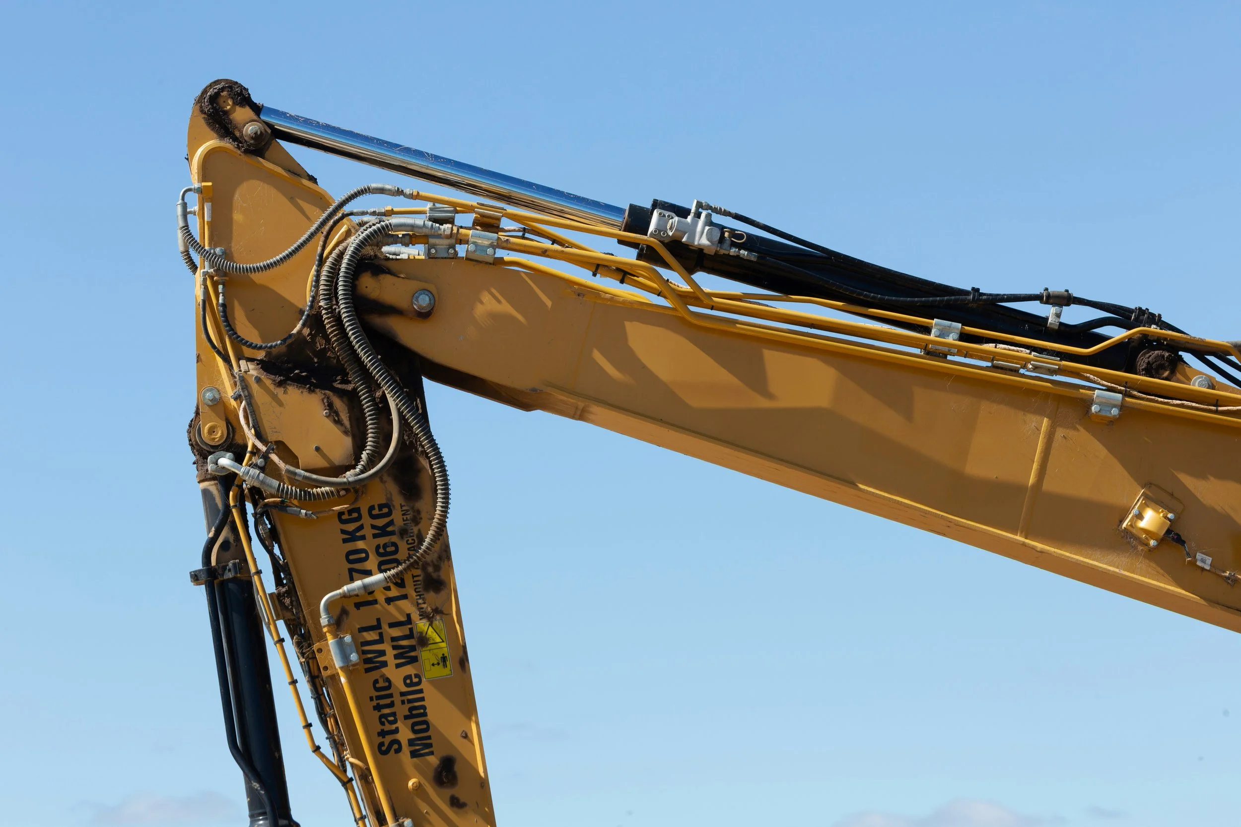 Excavator and hydraulic oil system and hoses