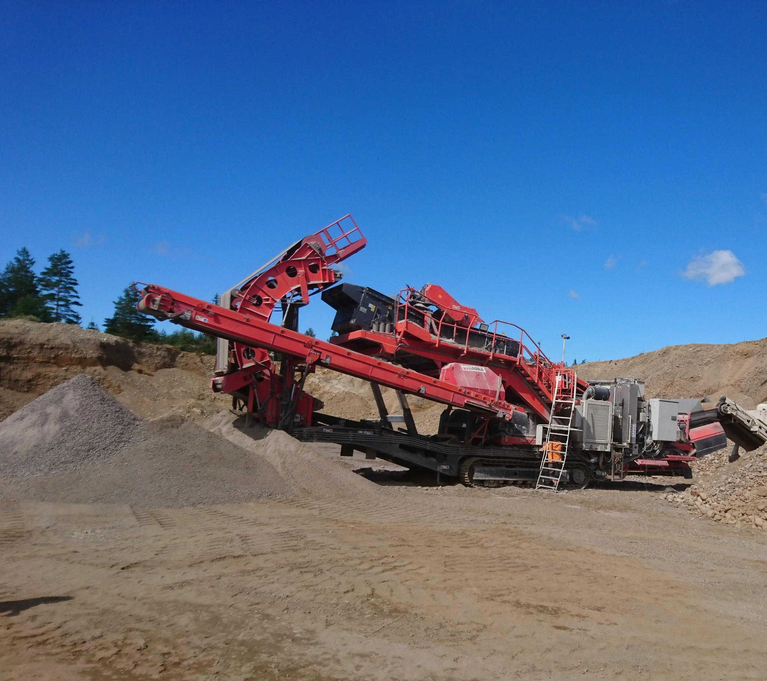 Red mineral crusher