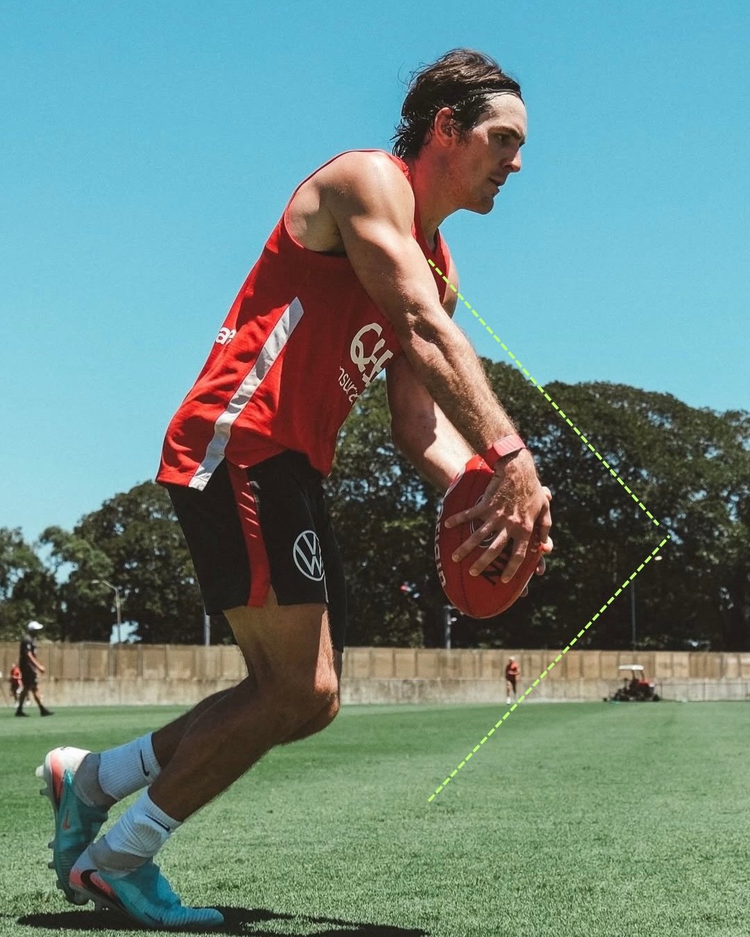 🙋&zwj;♂️ Guess where the ball is going to go&hellip;

Yep, straight OUT and then back IN to the foot!! 💪🏻 

🎯 And yes, it is going to hit the target! 😉 

📸 @sydneyswans 
🎽 @errolgulden21 

SIMPLIFY THE PROCESS 💥 

#sydneyswans #afl #kickingdy