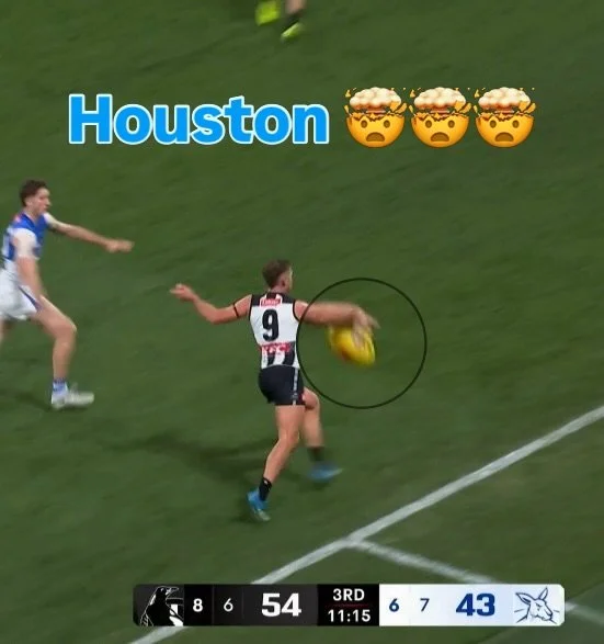 Examples of this is why we think Dan Houston is one of the best kicks in the competition! ⭐️ 

His pure kicking ability is amazing and we love how simple his ball drop is. And because it&rsquo;s simple, he can do pretty much what he wants with the ki
