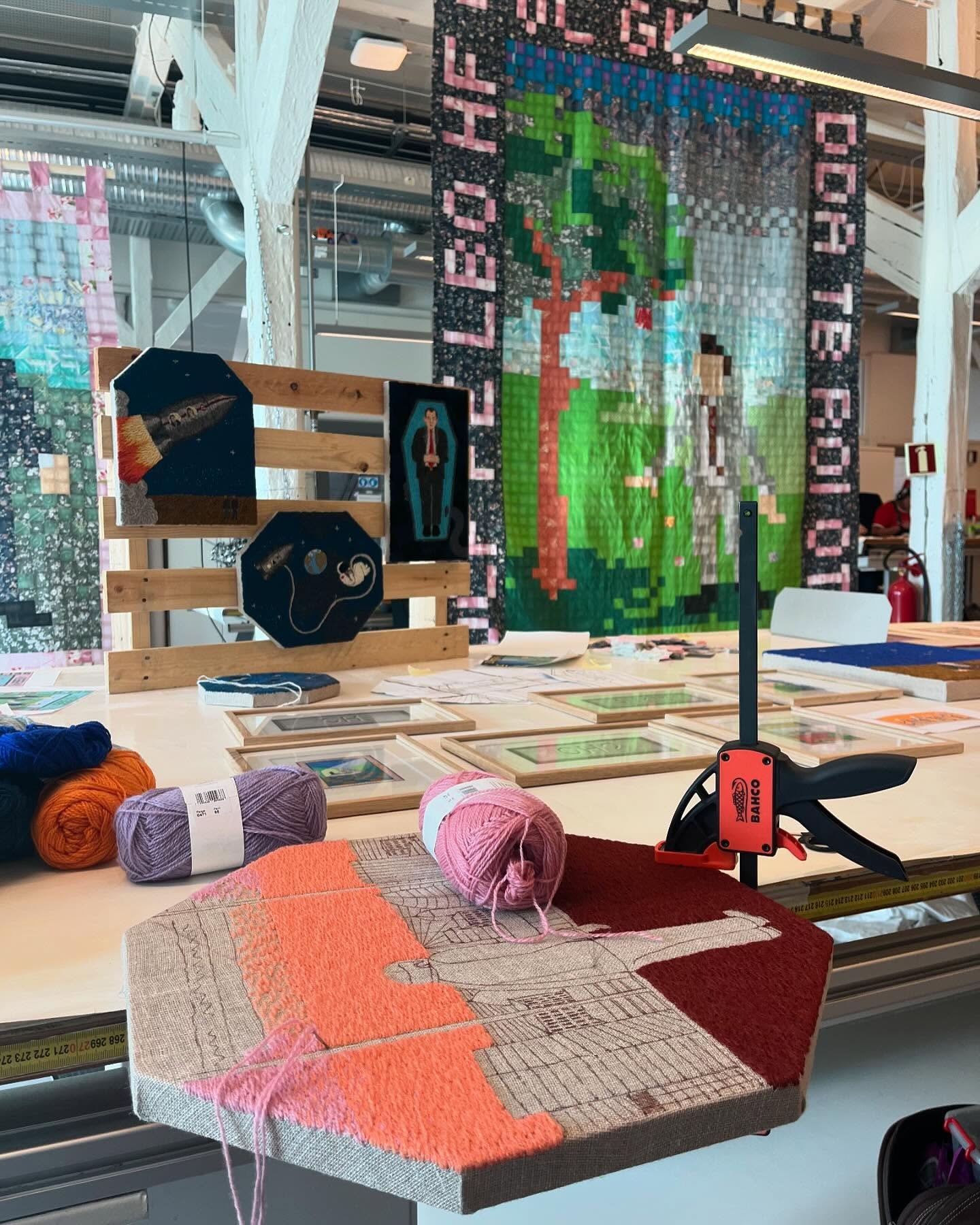 Idag deltok jeg p&aring; Oslo Open! Jeg og Ingrid Hopland viste frem ferdige arbeider og arbeid i prosess oppe i tekstilavdelingens stofftrykkssal p&aring; Kunsth&oslash;gskolen i Oslo. Takk for alle fine samtaler dere som kom p&aring; bes&oslash;k ?