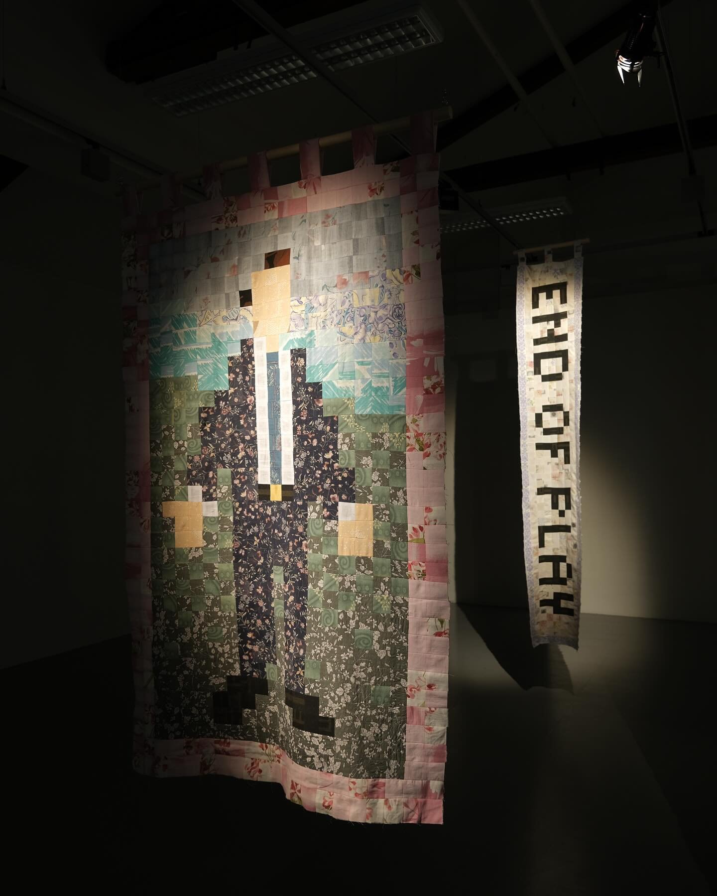 &laquo;Quilted Man 2&raquo; fra utstillingen Public Interest som ble avholdt p&aring; Galleri Seilduken 6.03.2025-9.03.2025.

Laget av kviltet bomullsstoff, montert p&aring; trepinne.

150x95 cm

2025