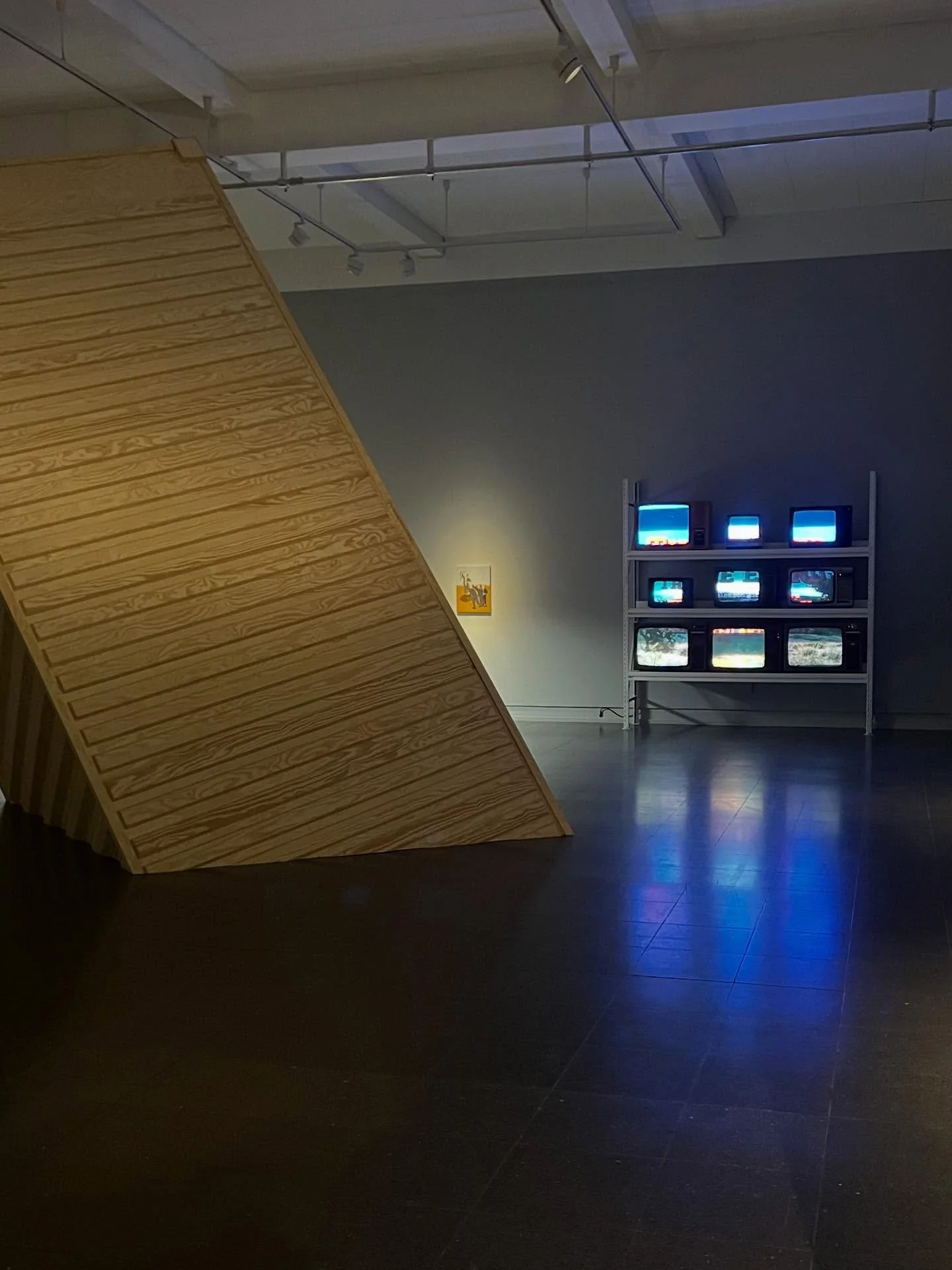 Oh what a night! And exhibition! And year! My embroidery is part of the 2025 autumn exhibition at @kunstnerneshus! 

Please go and see it - even if you have seen my embroidery before, this years jury has curated an exhibition where all the pieces pla