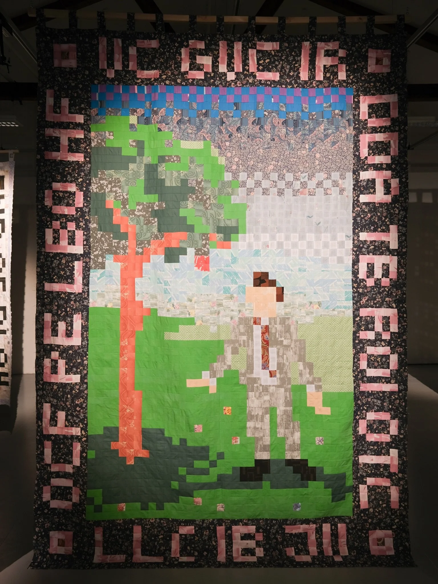 Kan endelig dele nyheten at mitt verk IB som n&aring; henger i Hvelvrommet p&aring; @k.u.k_ungkunst (bilde 7-8) er blitt kj&oslash;pt inn til Equinor sin kunstsamling ✨

Verket, en kvilt av bomullsstoff, laget av opprevet senget&oslash;y, ble laget f