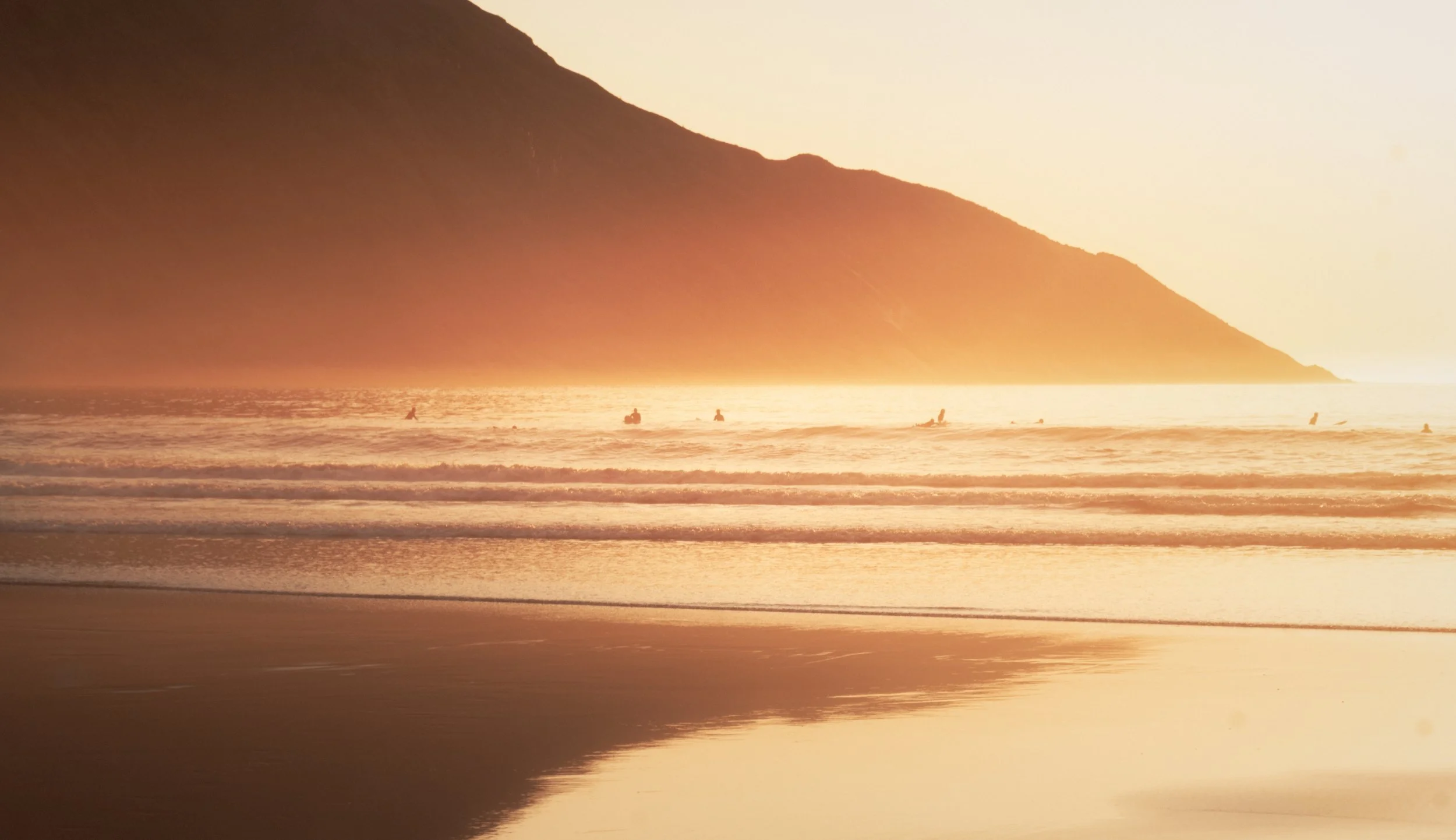 Flera surfare i vattenlinje.jpg