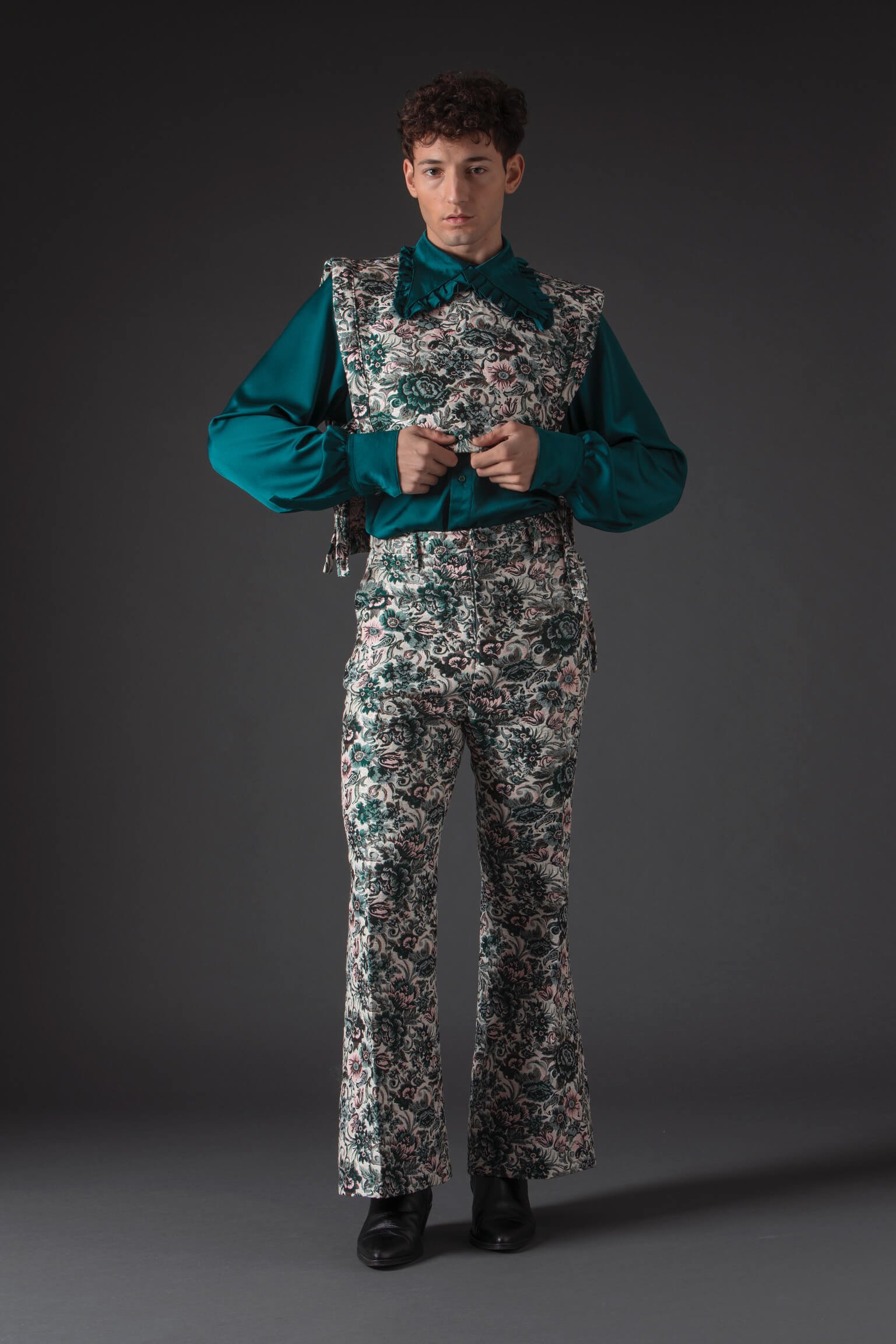 Byroses_Regent_Tabard_Pose.jpeg