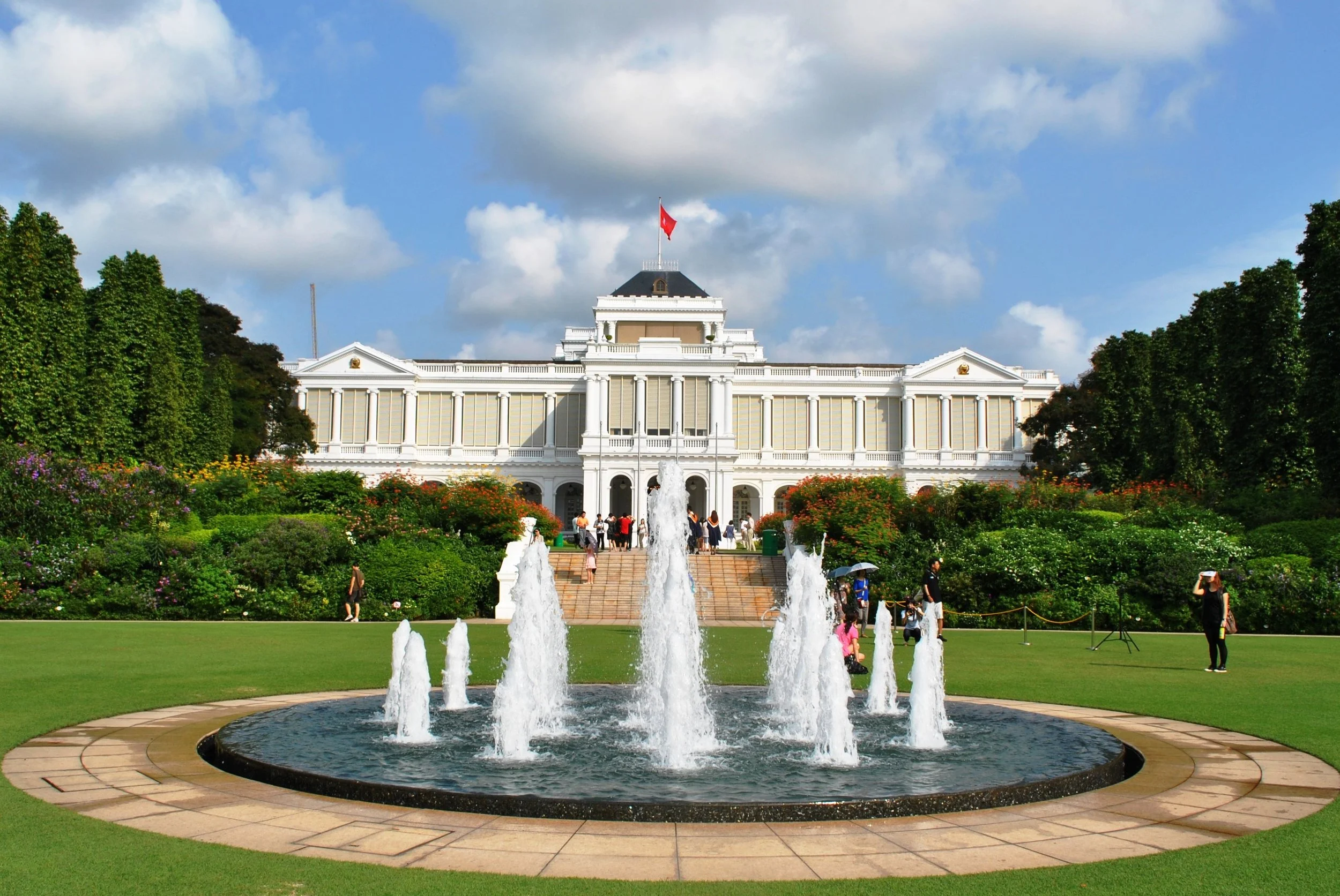 Visitors exploring the main building and sprawling gardens of the Istana during the National Day Open House.