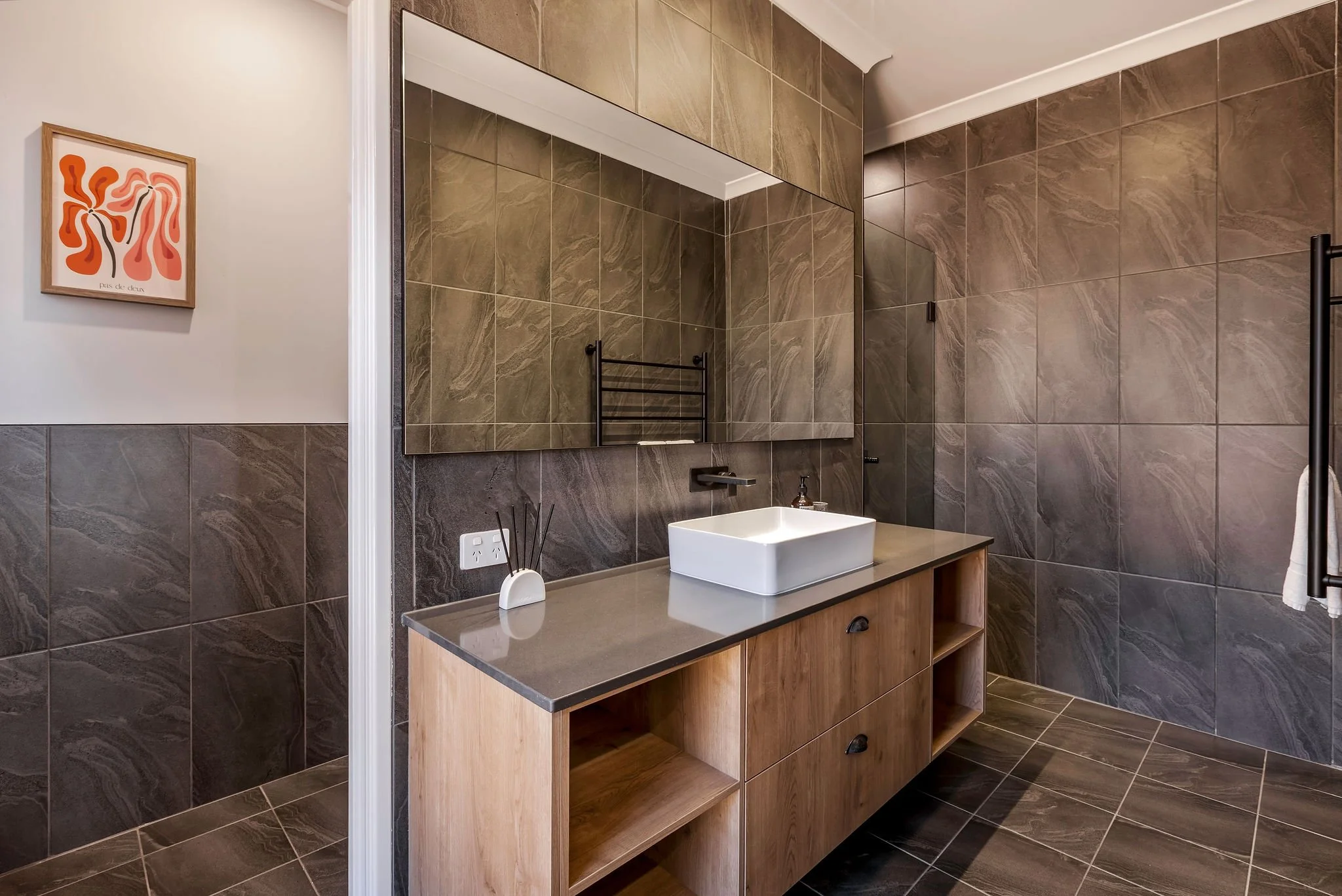 Quedjinup14_Bed1_Bath.jpg