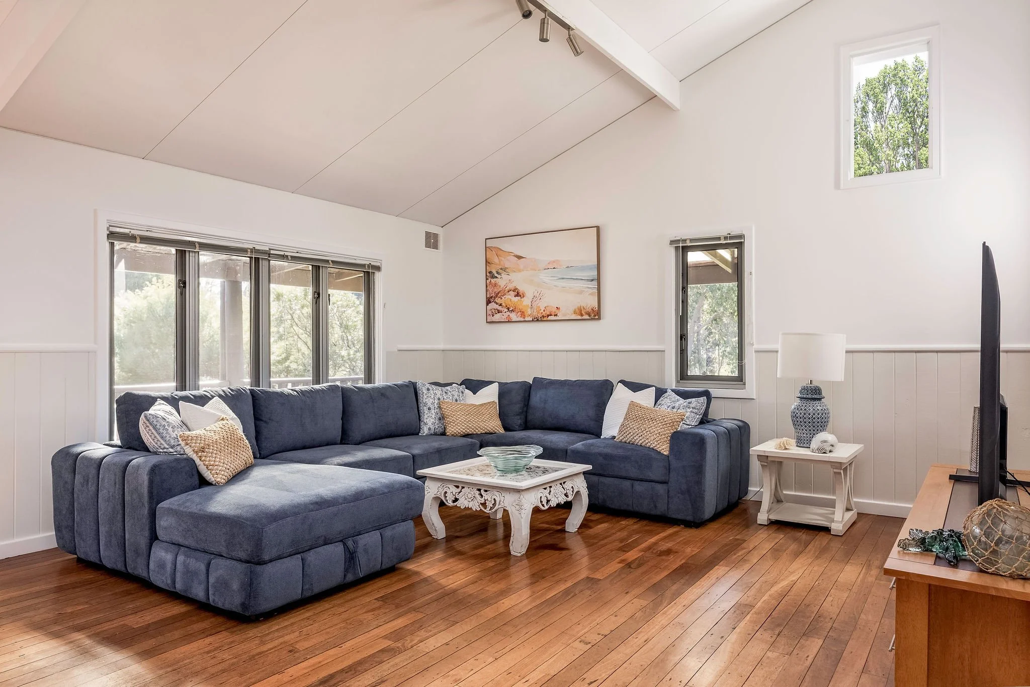 Lochinvar22_Living-3.jpg