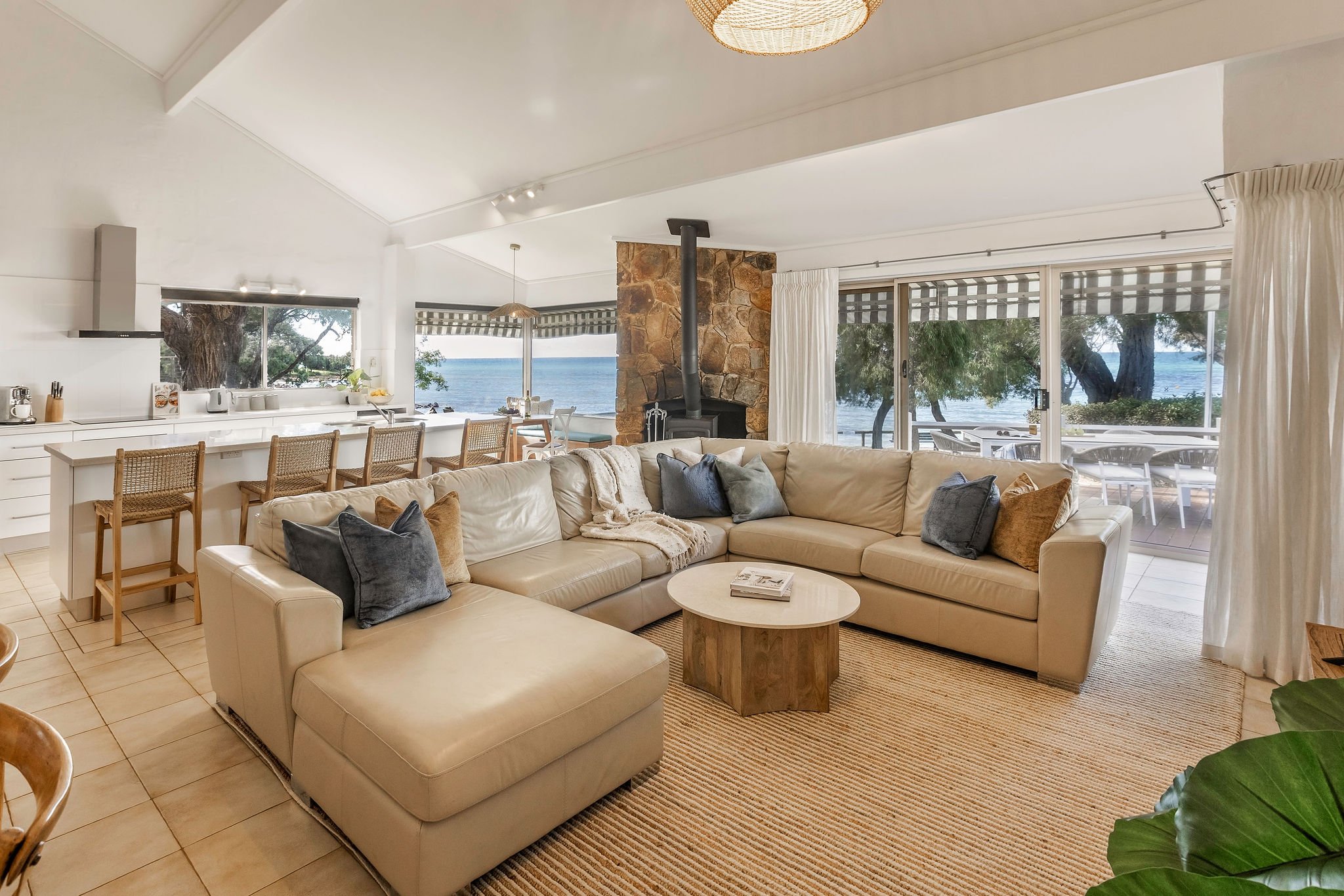 Bayview70a_Shoot2_Living-1.jpg