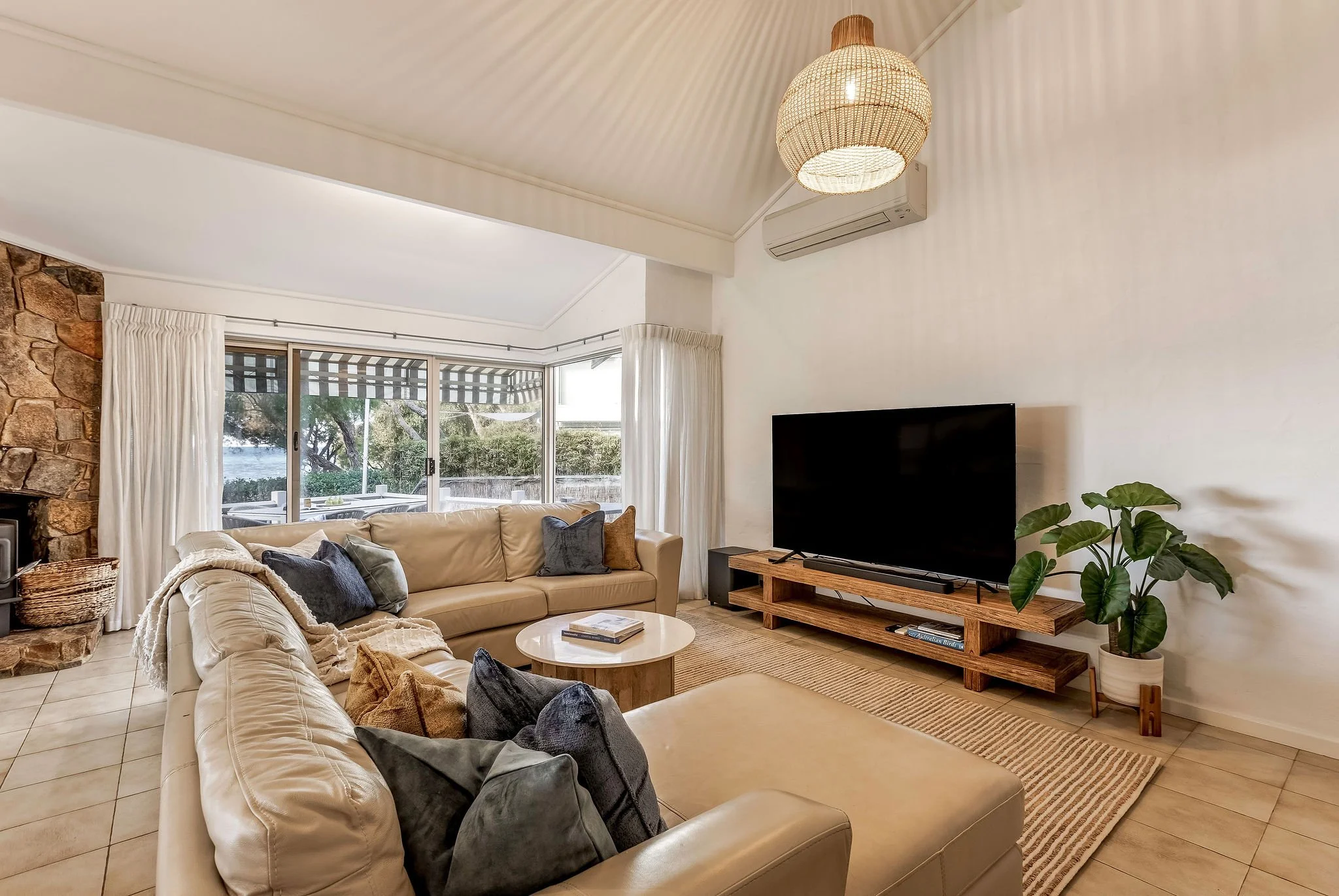 Bayview70a_Shoot2_Living-2.jpg