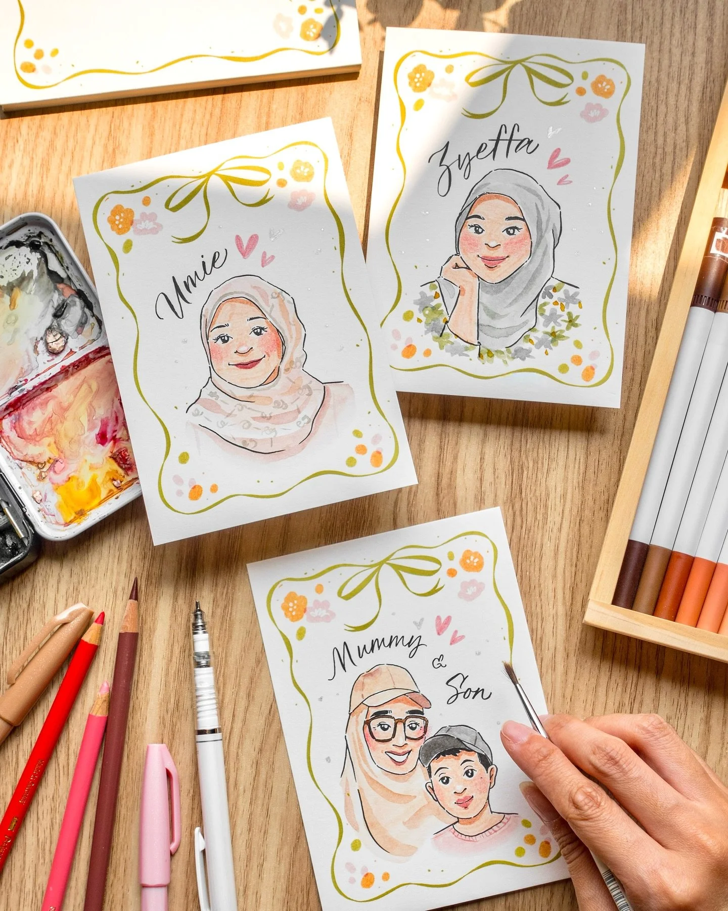 Tfw you hand over a finished portrait to someone and they smile, is irreplaceable 🥰💛🧡❤️
&bull;
&bull;
&bull;
&bull;
&bull;
#portraitdrawing #illustration #childrensbookillustration #calligraphy #watercolorillustration #artistsofinstagram #cottagec
