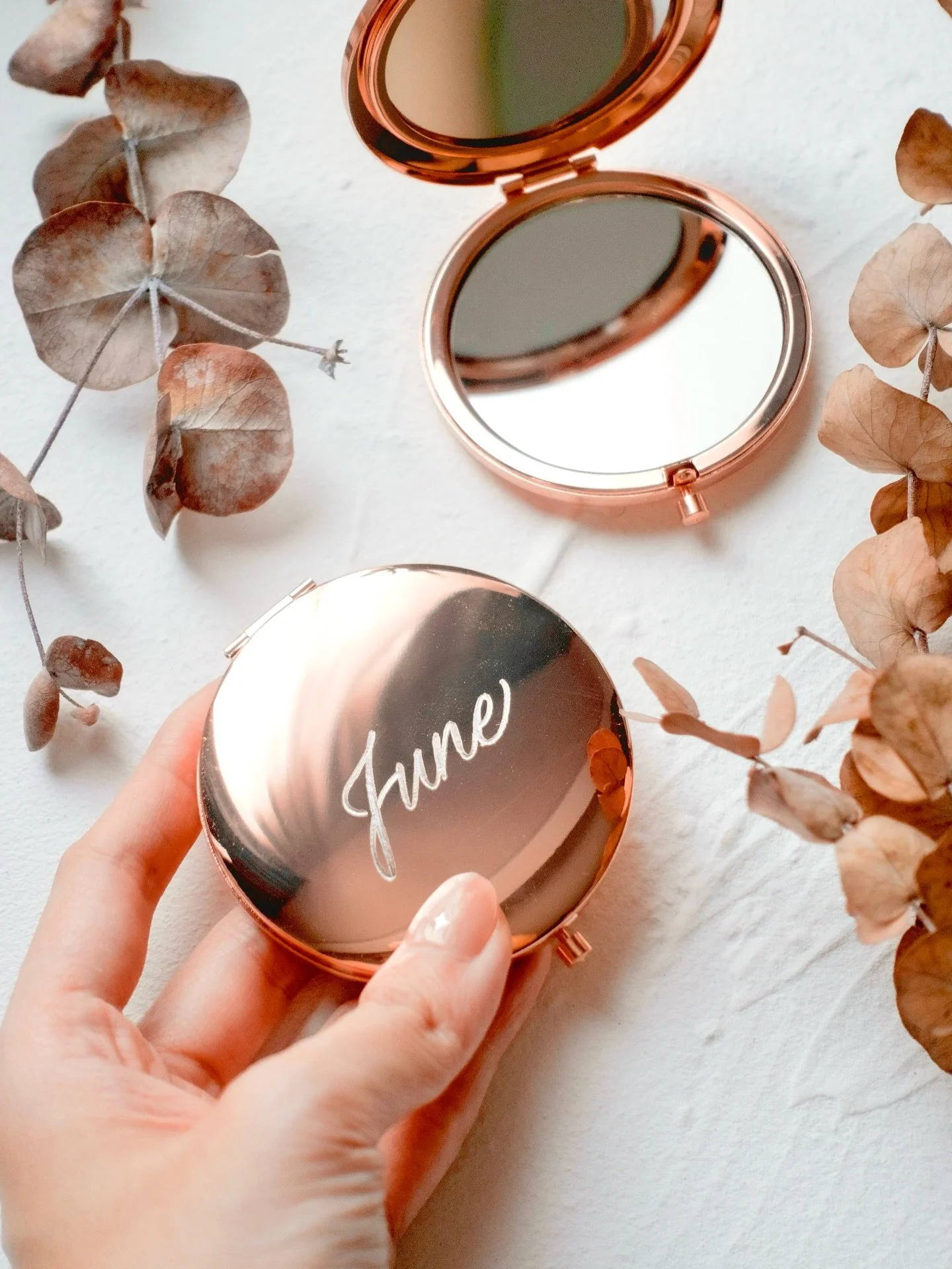 You may or may not know, I do wedding favours, too! A request came in to engrave these rose gold mirrors for the couple&rsquo;s guests, and the process was quite enjoyable. 😌 Trying to take photos of them was&hellip; something else, though. 😂
&bull