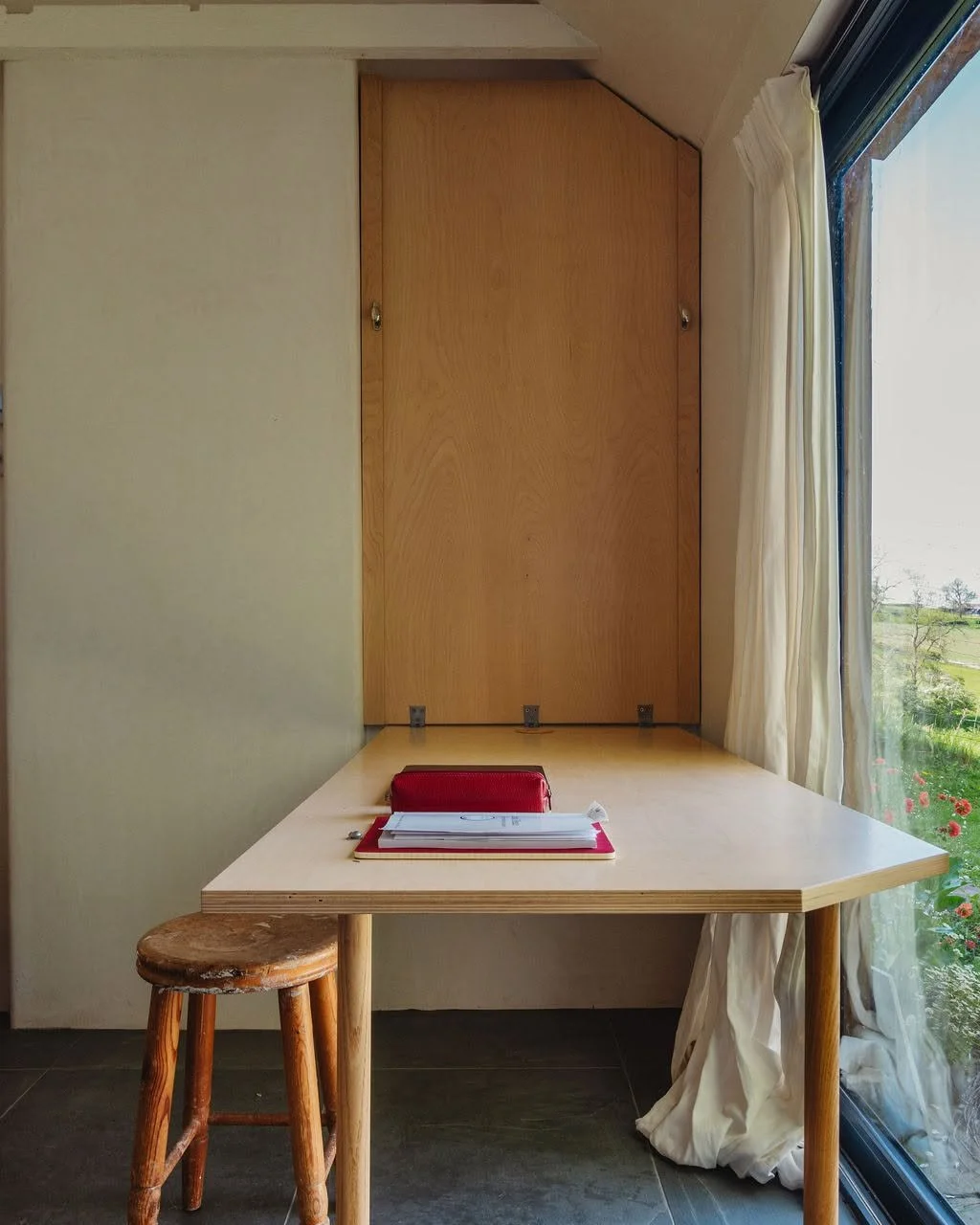 Who doesn&rsquo;t love a smart, space-saving idea?

At Galfog, artist and sculptor Carol (@carolpeace_art) needed a practical desk to work from &ndash; but also wanted to keep her studio as flexible and open as possible.
Working alongside local carpe