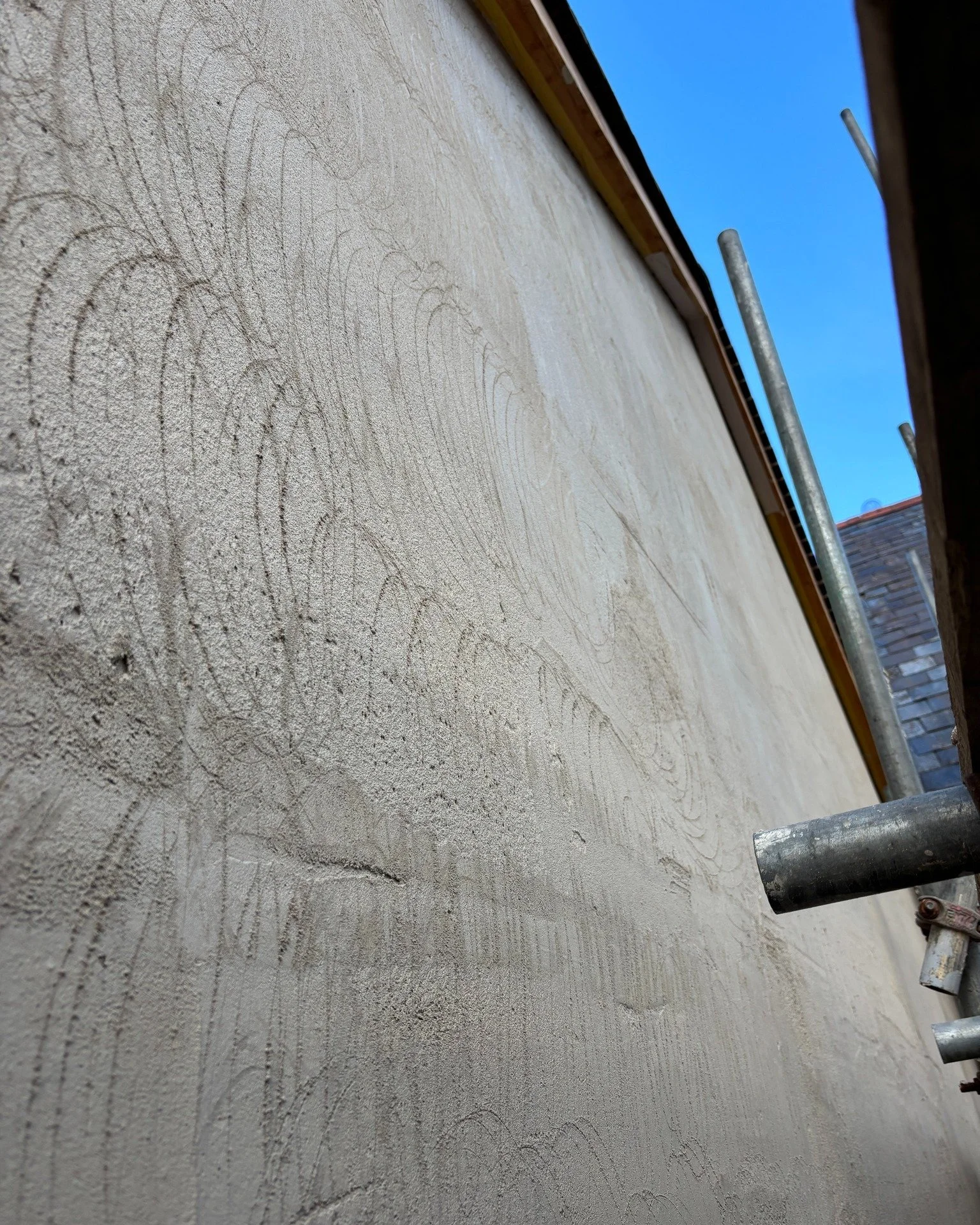 In our opinion, some of the most interesting projects are the ones that aren&rsquo;t afraid to show their layers. A lime-plastered wall, a patch of original stonework, timber that wears its age. The materials tell a story that can&rsquo;t be replicat