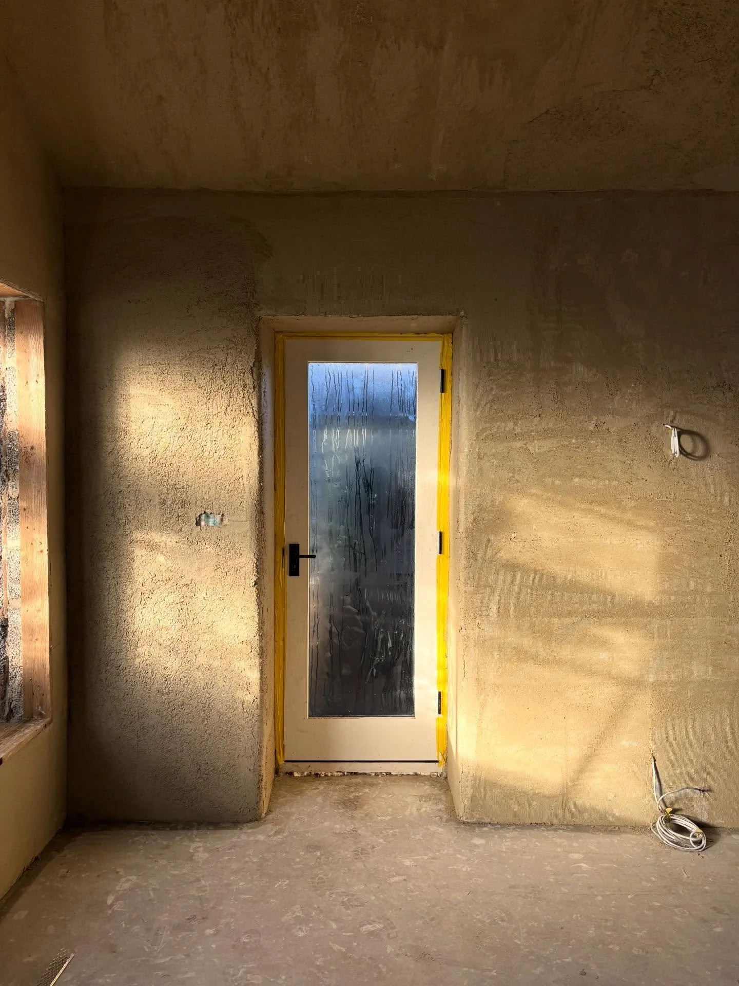 At this time of year, light behaves differently, softer, lower, slower (when the sun actually shines!). It moves across a room in a way that can completely change how a space feels.
Daylight is one of the most powerful tools we have. It shapes textur