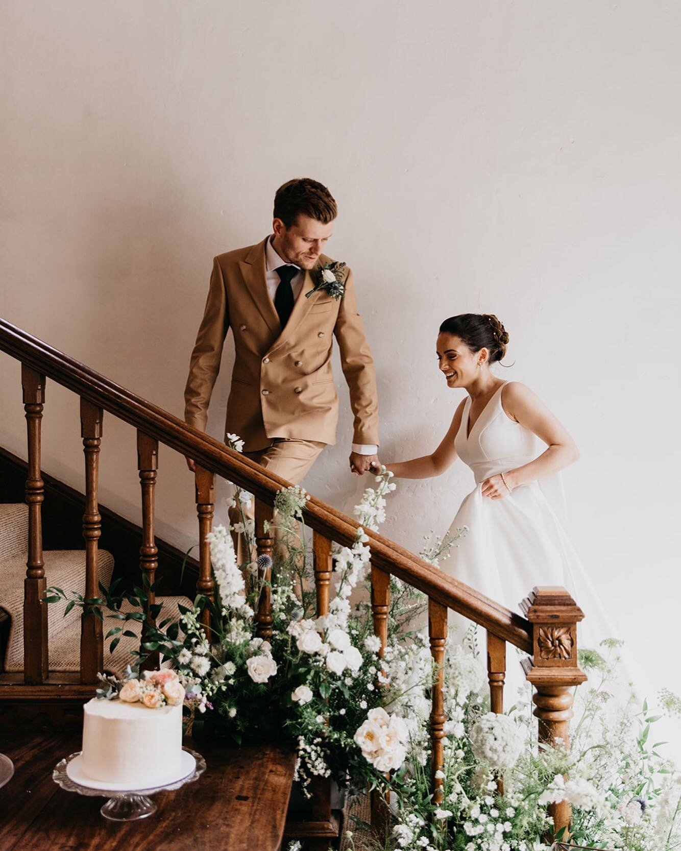 The magic of a lovely couple, flowers on the most gorgeous staircase @pennardhouse and a beautiful photo by @siobhanamyphoto 

#pennardhouse #pennardhousewedding #stairflowers #weddingstaircase #floralstaircase #naturalweddingflowers #naturalweddingf