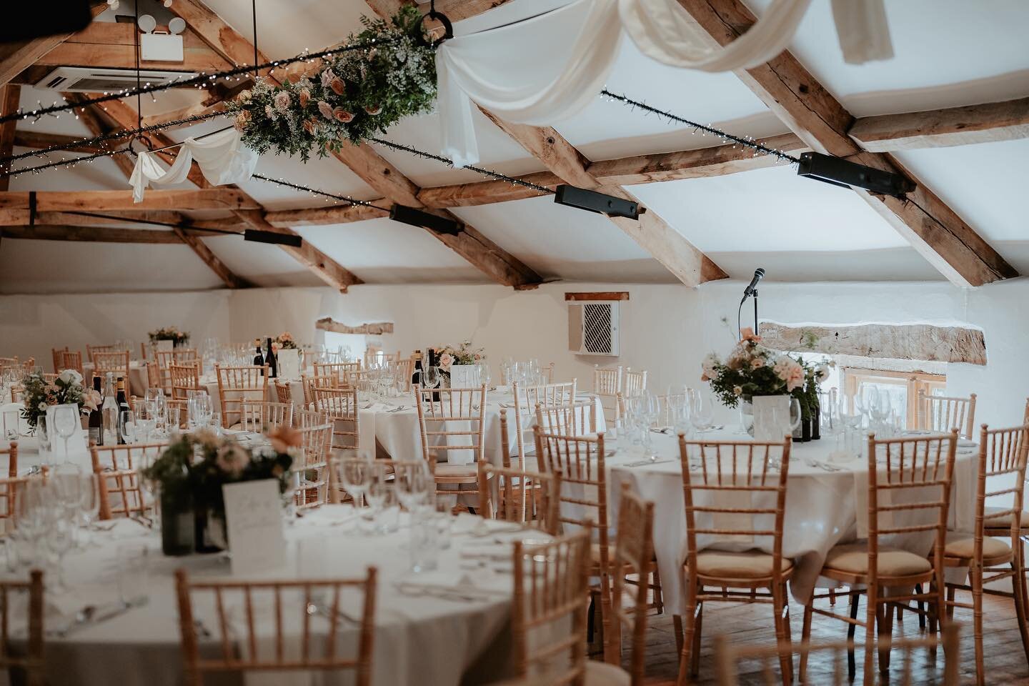 The romance and elegance of the coach house @pennardhouse 
⠀⠀⠀⠀⠀⠀⠀⠀⠀
Photo by @patpartridgephotography 

#pennardhouse #pennardhousewedding #somersetwedding #bathflorist #somersetweddingvenue #weddingreception #weddingtables