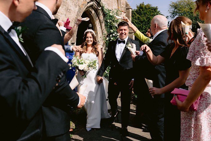 Dreaming of flowering for gorgeous couples on warm days 
Photos by @jadetouronphotography