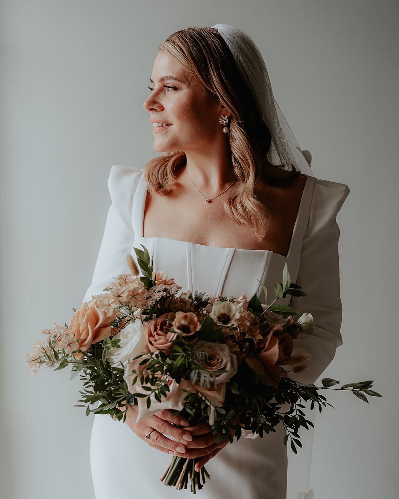 What a beautiful vision ✨

Taken by @patpartridgephotography 

#beautifulbride #2024weddingflowers #2024weddingflowerinspiration #gettingmarried2024 #bathflorist #somersetflorist