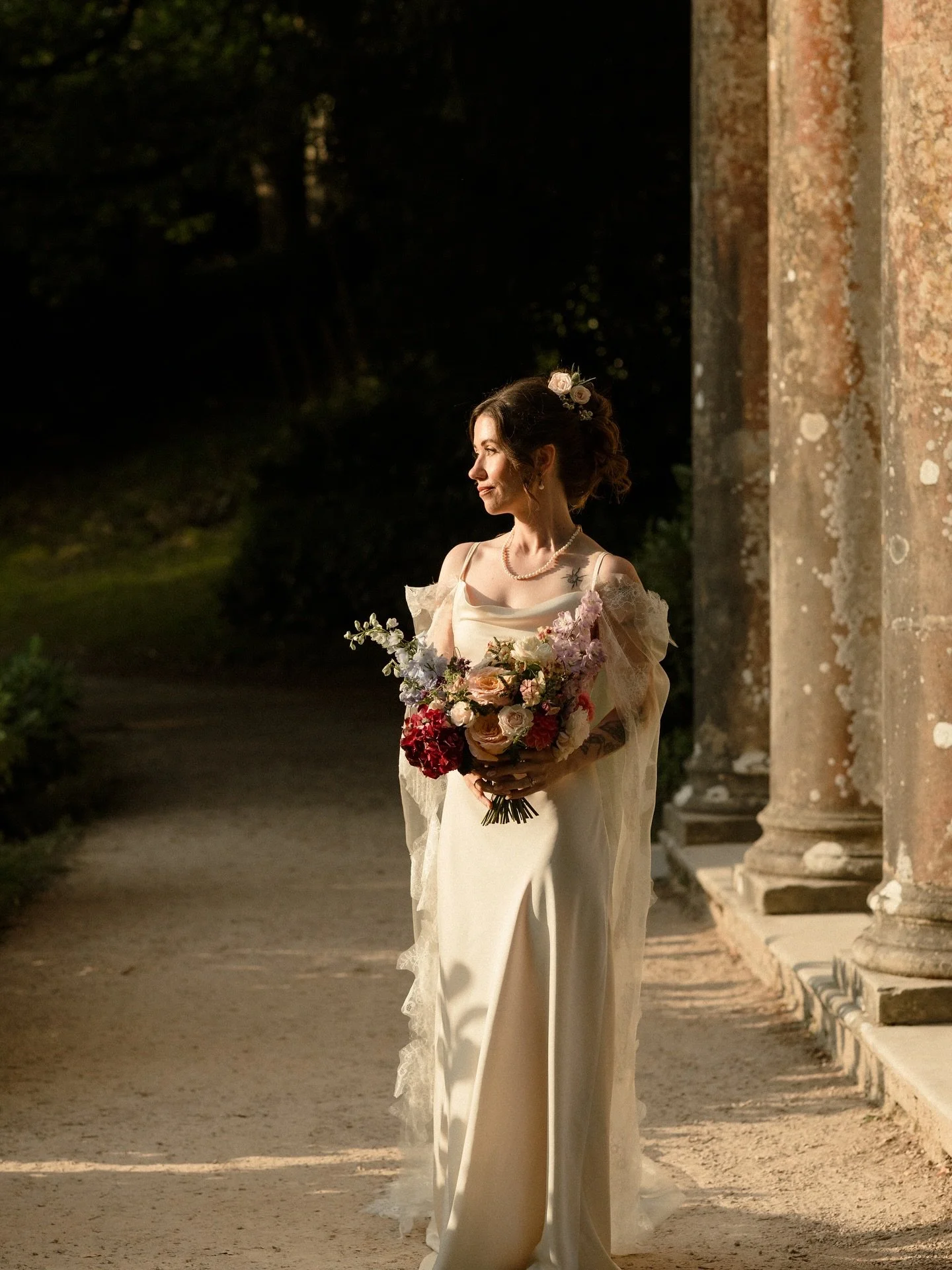 It was such a joy to create these blooms for our beautiful bride at Stourhead last August. Flick through to see the details on her dress. Literally perfect 👌🏼 

Stunning photos by @oliviandan 

#stourheadwedding #nationaltrustwedding #bridalbouquet