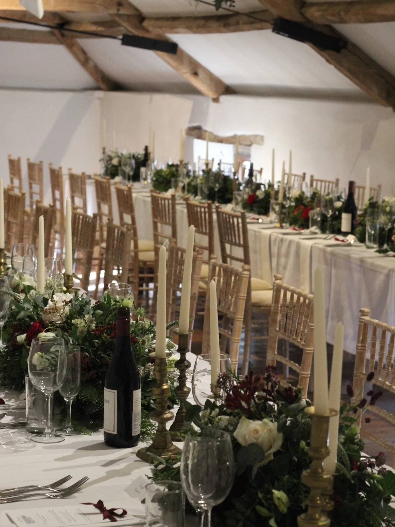 Just before Christmas when everything was magical ✨
Long trestle tables were dressed in floral runners weaving all the way down the table, with soft brass candlelight nestled between, giving the blooms room to breathe and creating the feeling of an i