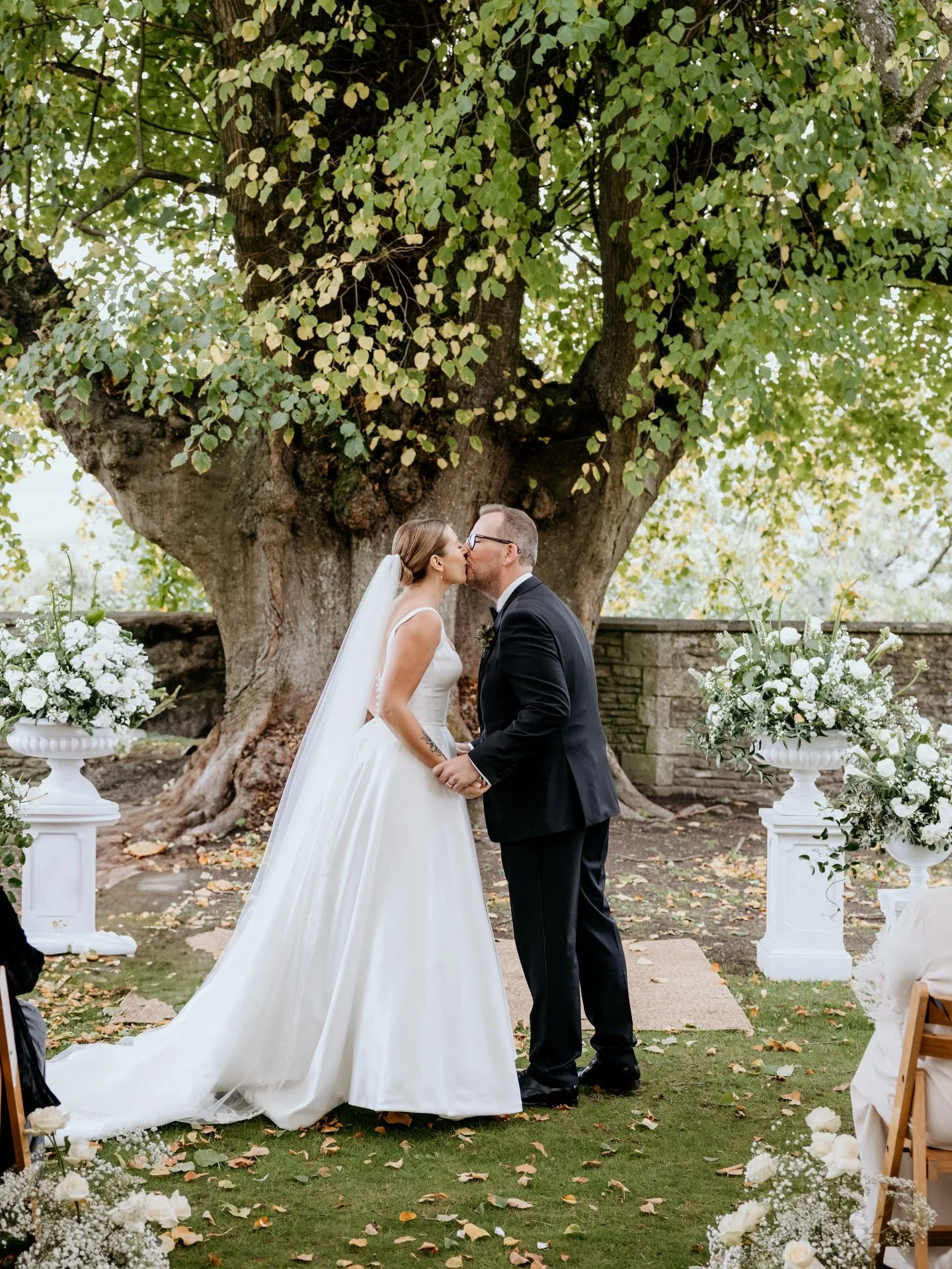Who wouldn&rsquo;t want to marry under this beautiful Lime tree @hamswellhouse ✨

Photos by @anaparkerphotography 

#hamswellhouse #hamswellhousewedding #bathweddingvenue #outdoorceremony #octoberwedding 

Hamswell House, Bath wedding venue