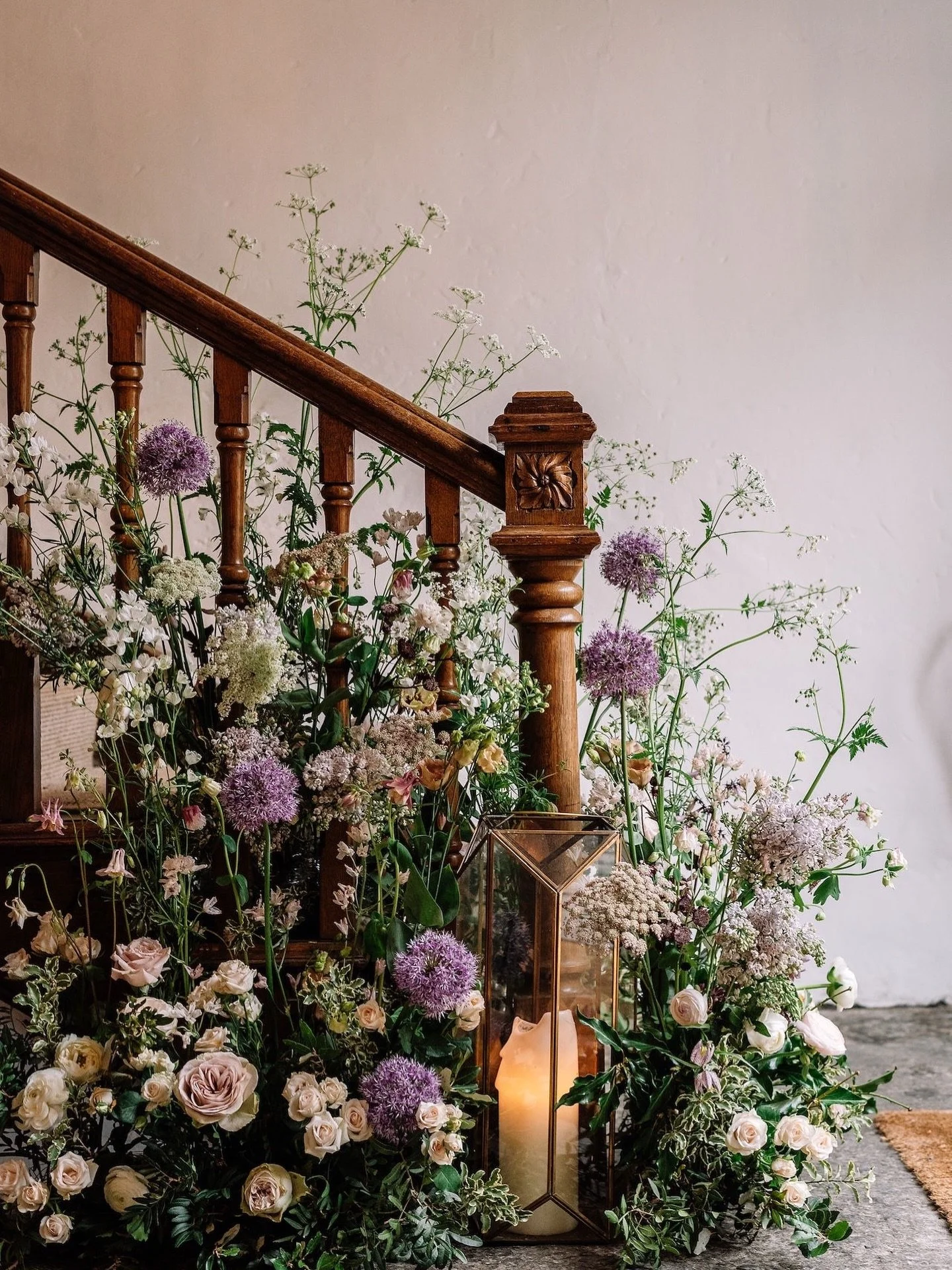 Fluffy cow parsley everywhere! I absolutely love this time of year 

Photo by @hannahjonesweddings 
@pennardhouse 

#pennardhouse #pennardhousewedding #somersetweddingvenue #somersetflorist #cotswoldflorist