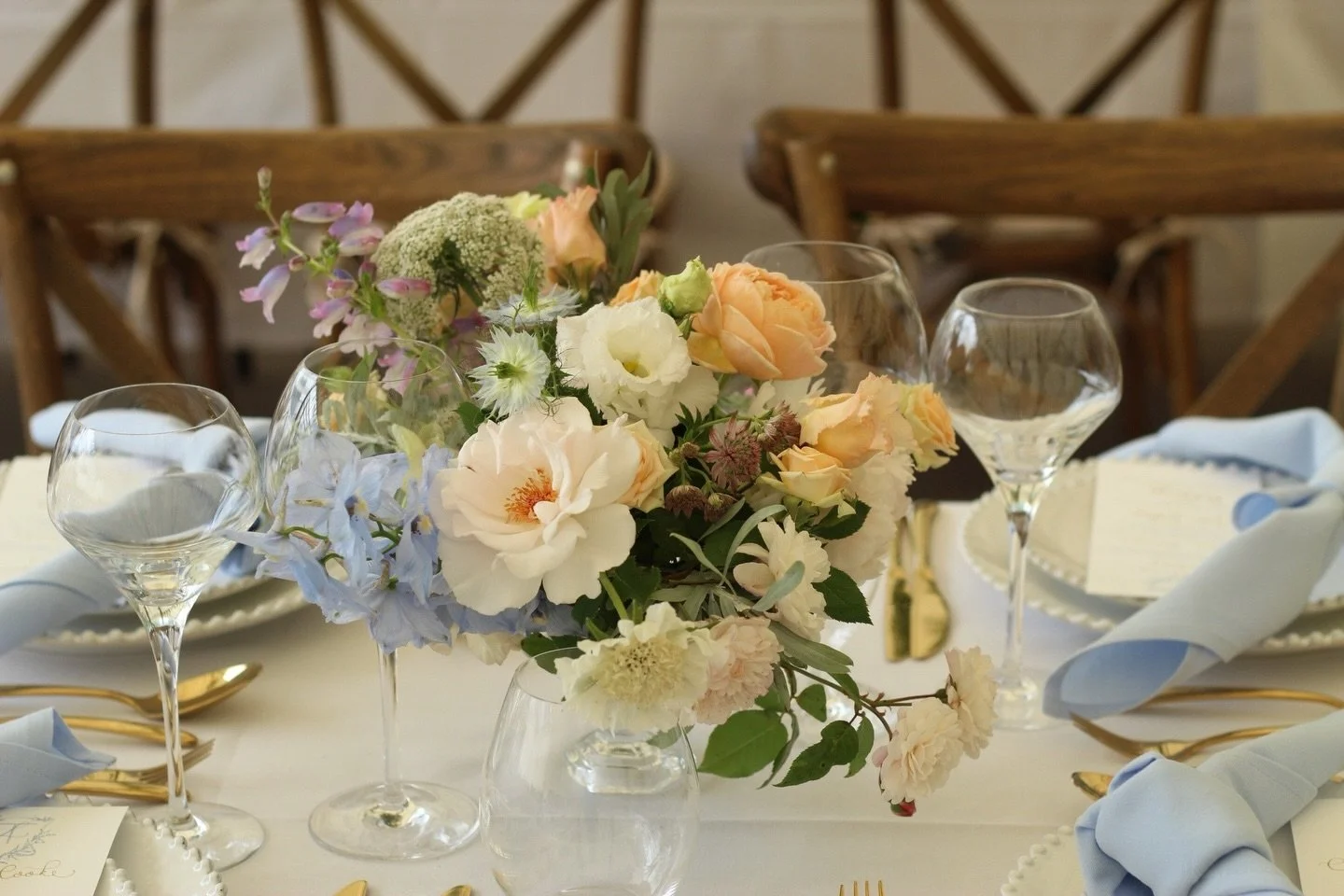 I think late May is probably my favourite time of year ✨

#maywedding #wiltshirewedding #marqueewedding #weddingtableflowers #gardenstylewedding