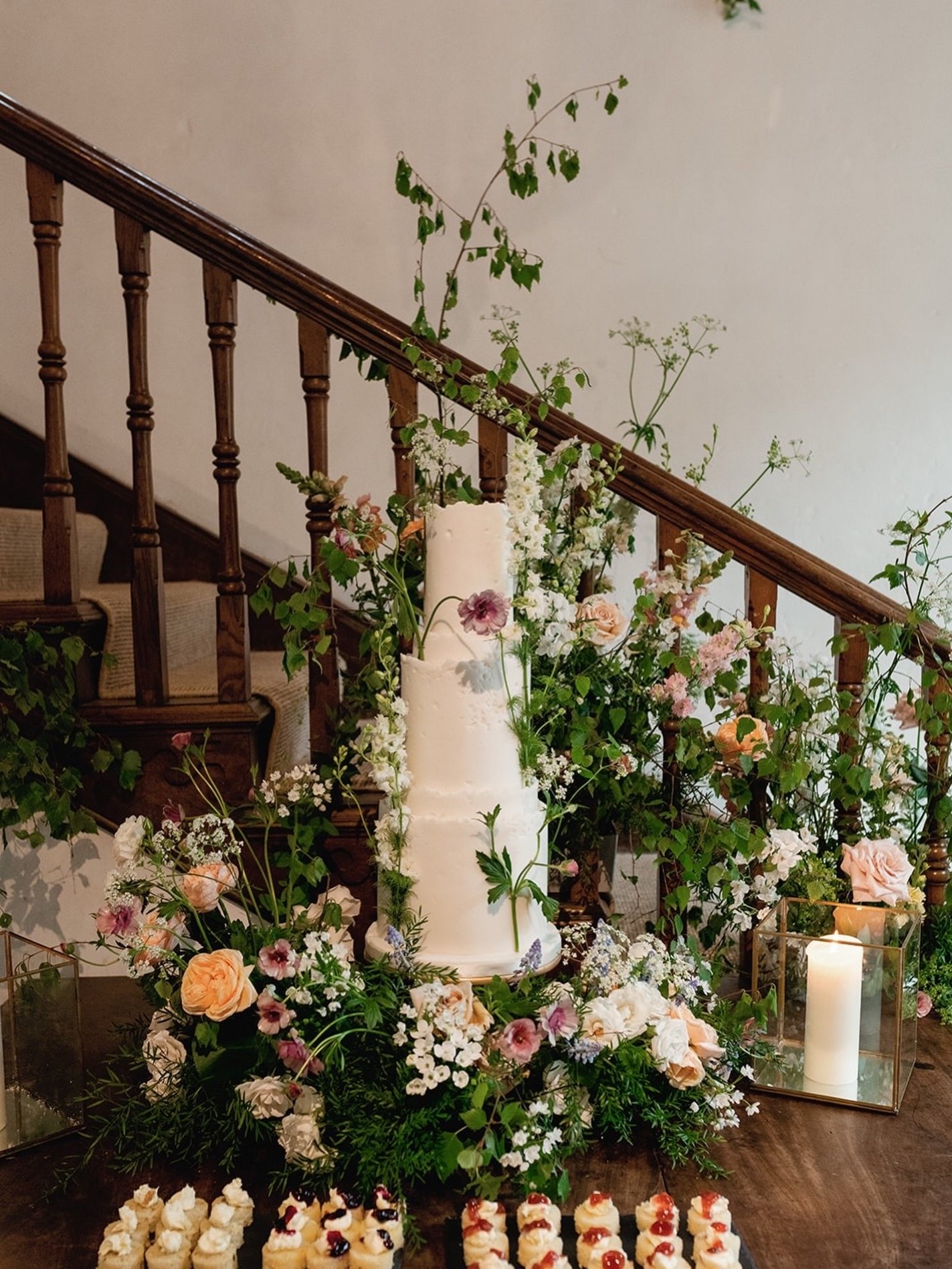 Garden inspired wedding flowers and a touch of woodland coming in with Birch branches. 
Wedding cakes surrounded in flowers can make a beautiful vision.
Cake by @cakedesignbyhollymiller 
Photo @katrinabartlam 
Venue @pennardhouse 

#bathflorist #some