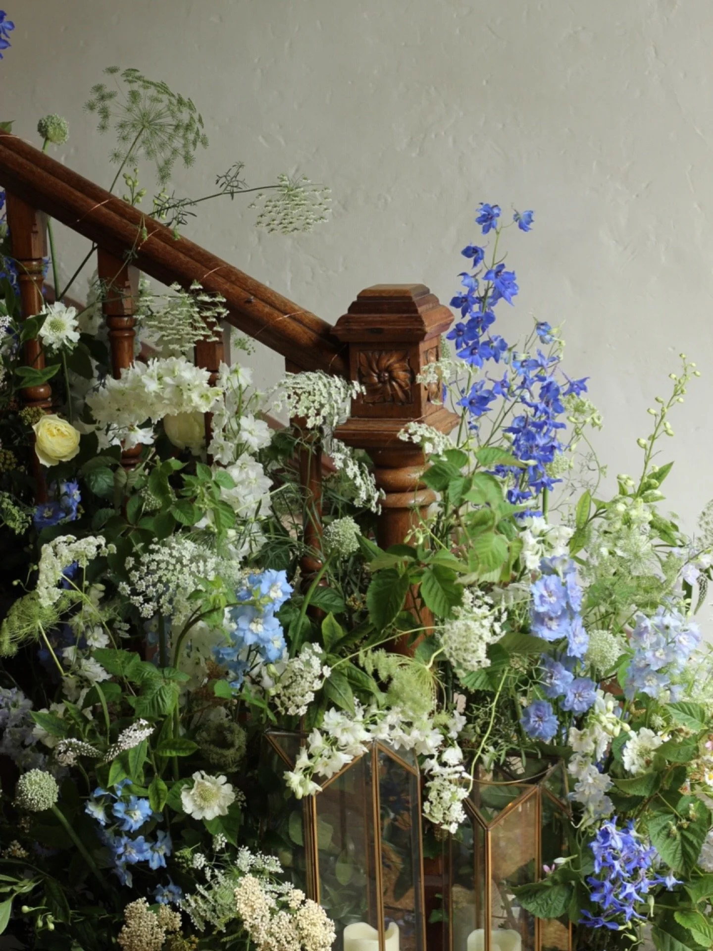 I&rsquo;m missing cow parsley season ✨

#pennardhouse #receptionflowers #stairflowers #bathflorist #cotswoldflorist