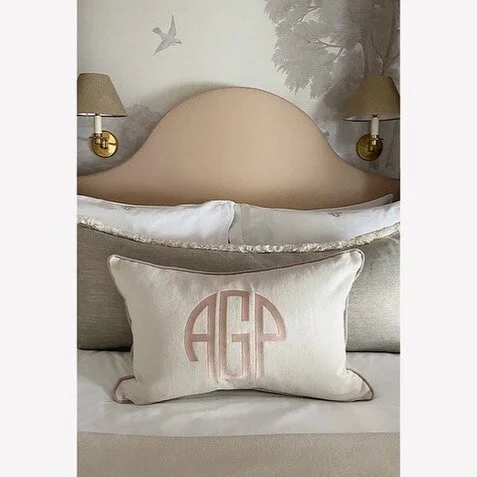 Apparently it&rsquo;s National Handwriting Day (who knew) so in celebration I bring you this beautiful monogrammed cushion which forms part of the gorgeous @sophiepatersoninteriors collection for @coze_linen
