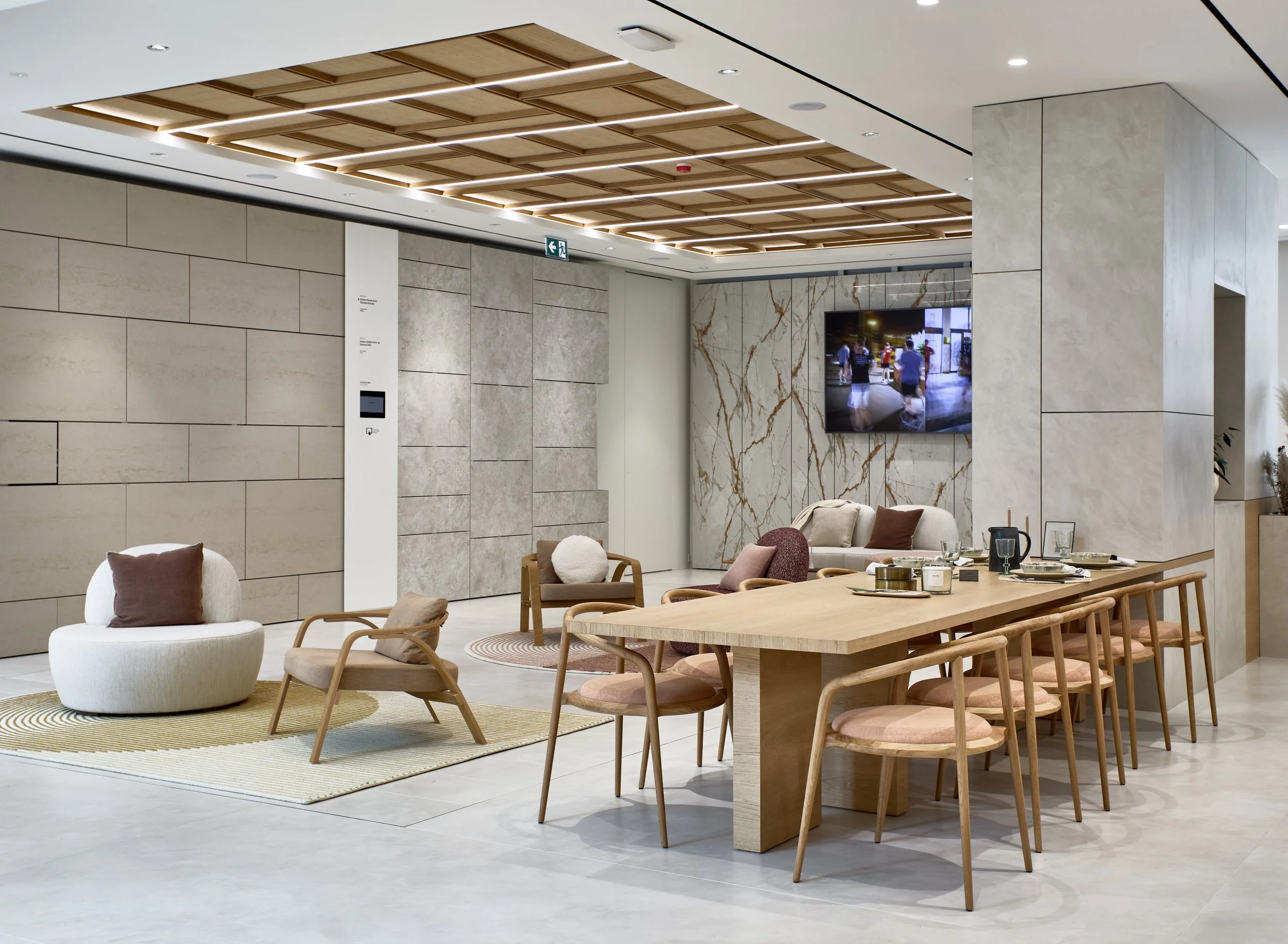 Mobiliário moderno e sofisticado, produzido em Portugal pela Branca Lisboa, com materiais de alta qualidade e acabamentos cuidadosos. As peças, incluindo cadeiras, mesas e outros itens, combinam funcionalidade e estilo, sendo perfeitas para qualquer 