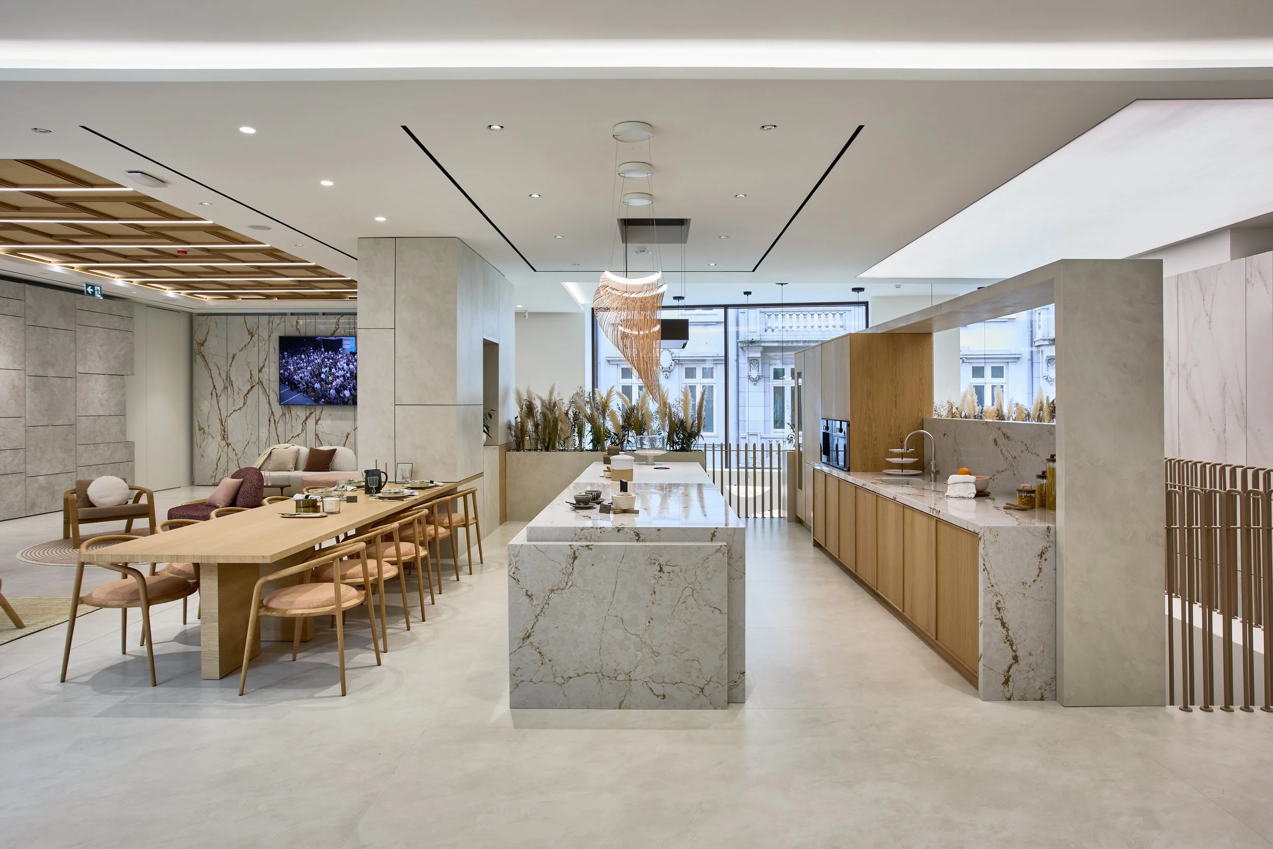 Mobiliário moderno e sofisticado, produzido em Portugal pela Branca Lisboa, com materiais de alta qualidade e acabamentos cuidadosos. As peças, incluindo cadeiras, mesas e outros itens, combinam funcionalidade e estilo, sendo perfeitas para qualquer 