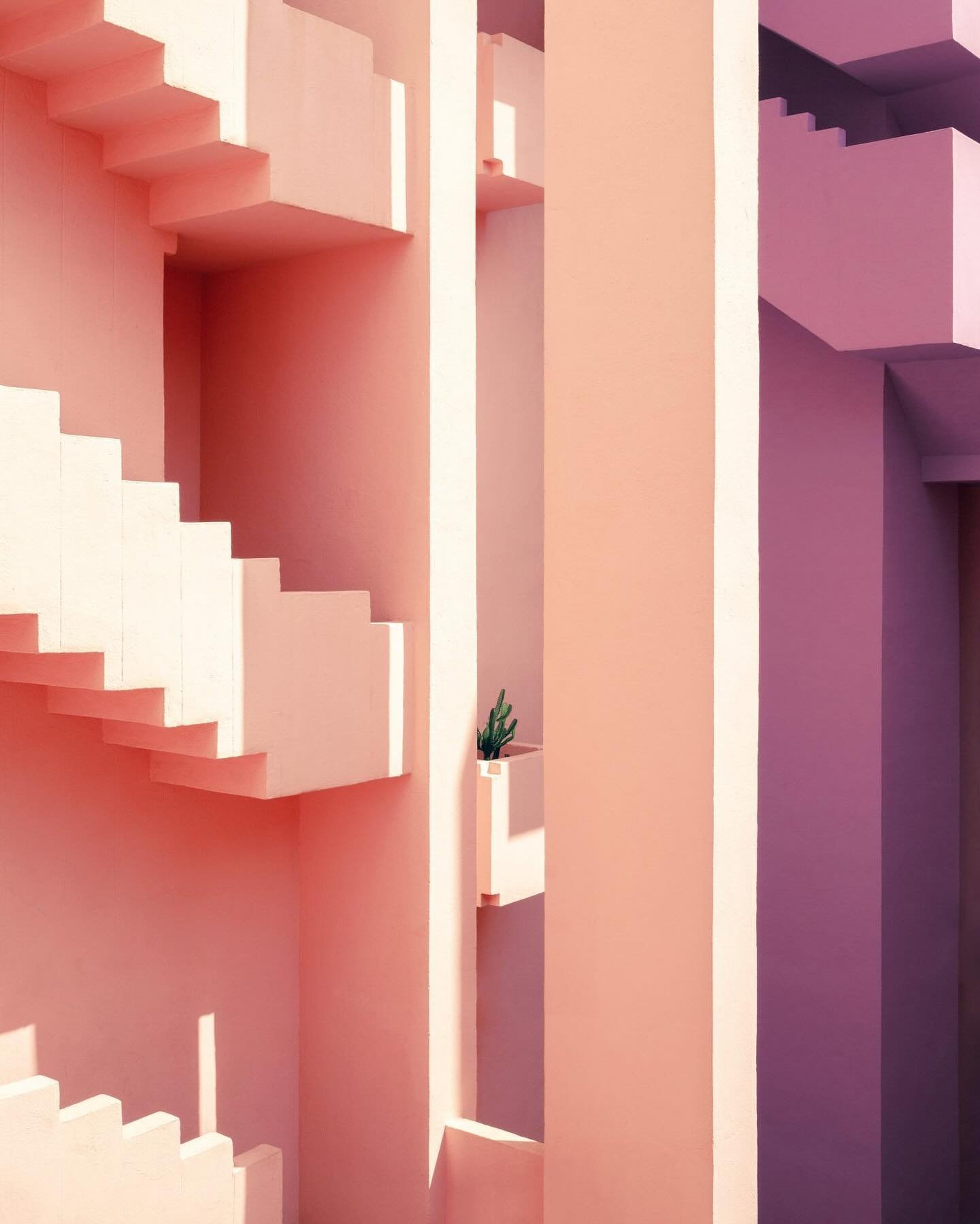 Sure, you&rsquo;ve seen the famous Muralla Roja from @bofillarquitectura many times, but the truth is the whole building is a gift that keeps on giving if you know how to capture it well. And @mark.wernet knows exactly how to do that ✨📸 
&mdash;
#ar