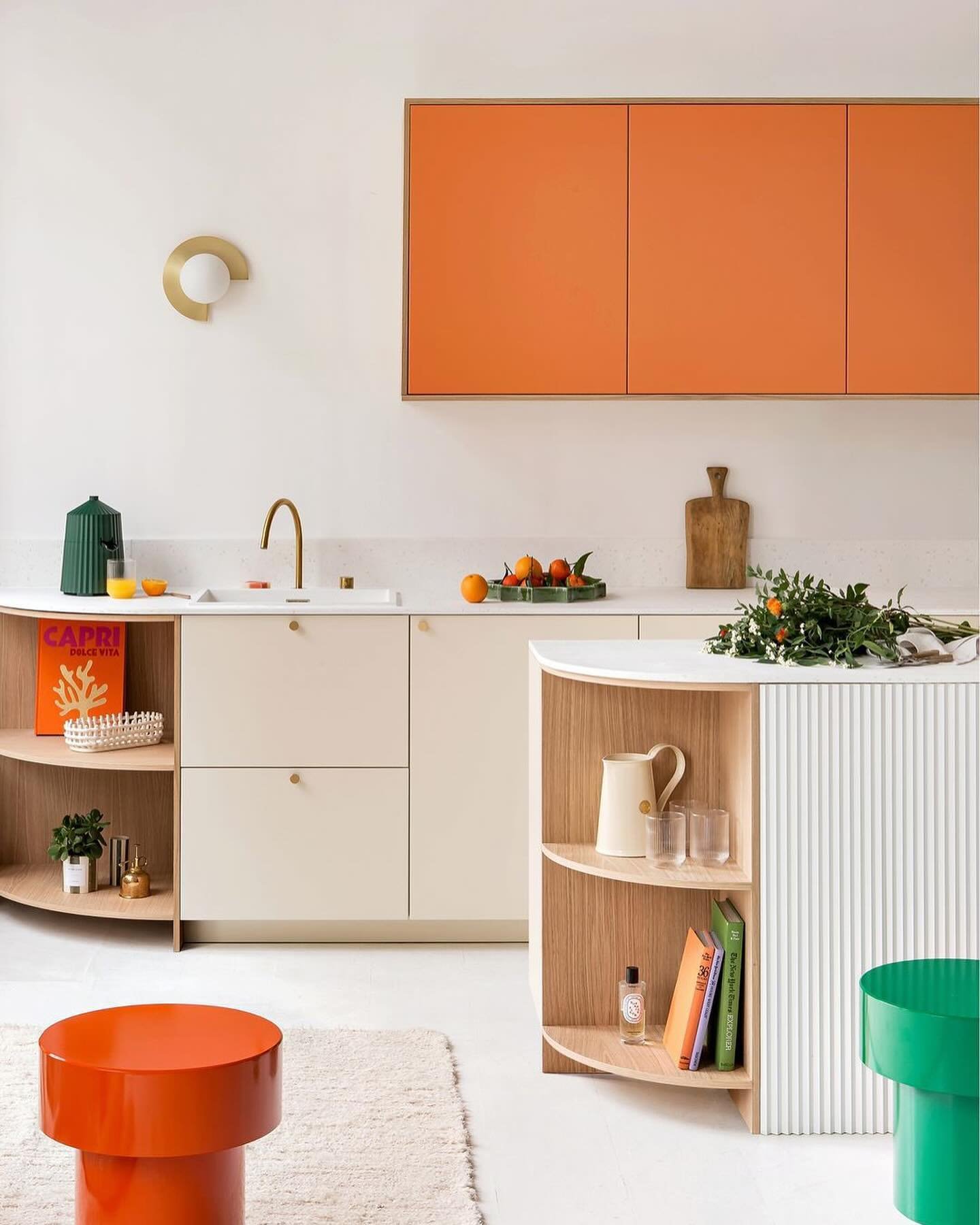 🛋️ This week in All Things Vissssual: a beautiful kitchen from @plum.living ✨

I&rsquo;m digging the pronounced rounded corners and the contrast between the calmer shades at the lower area and the upper cabinets in bright orange. The texture game is