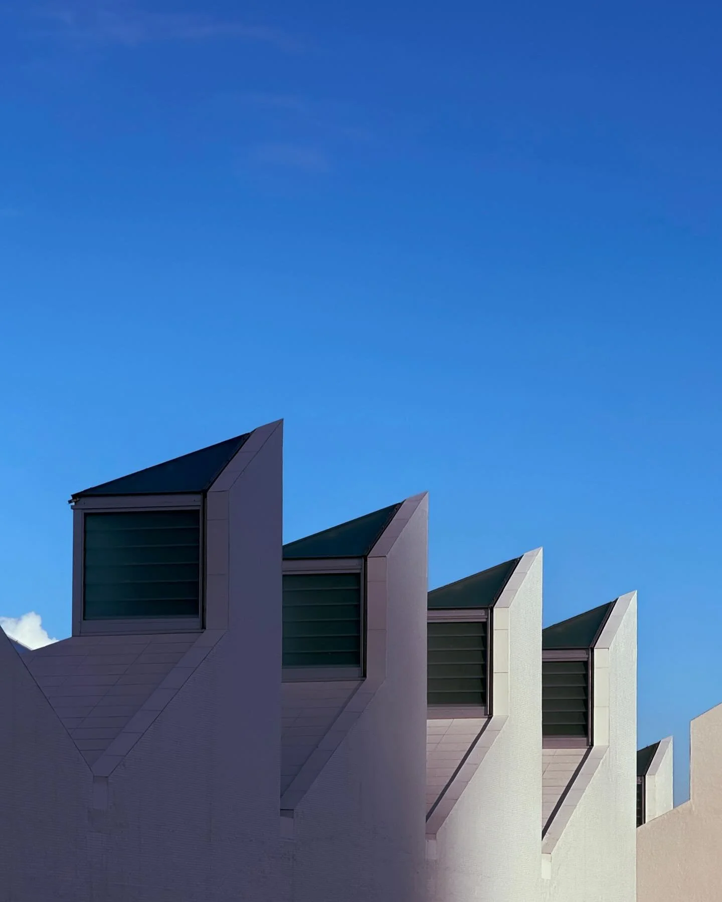 Claraboyas clarividentes o Ventanas dentadas #shotoniphone