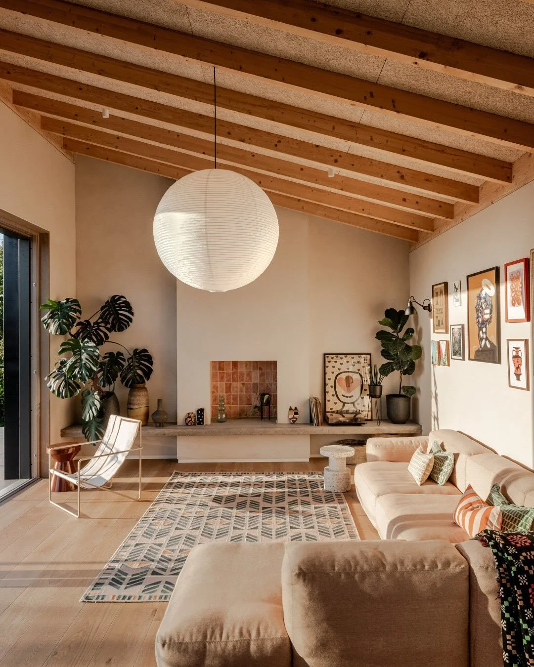 Positively taken by the way light bathes this house in Somerset. Stunning property as is the norm in @themodernhouse, beautifully captured by @frenchandtye ✨