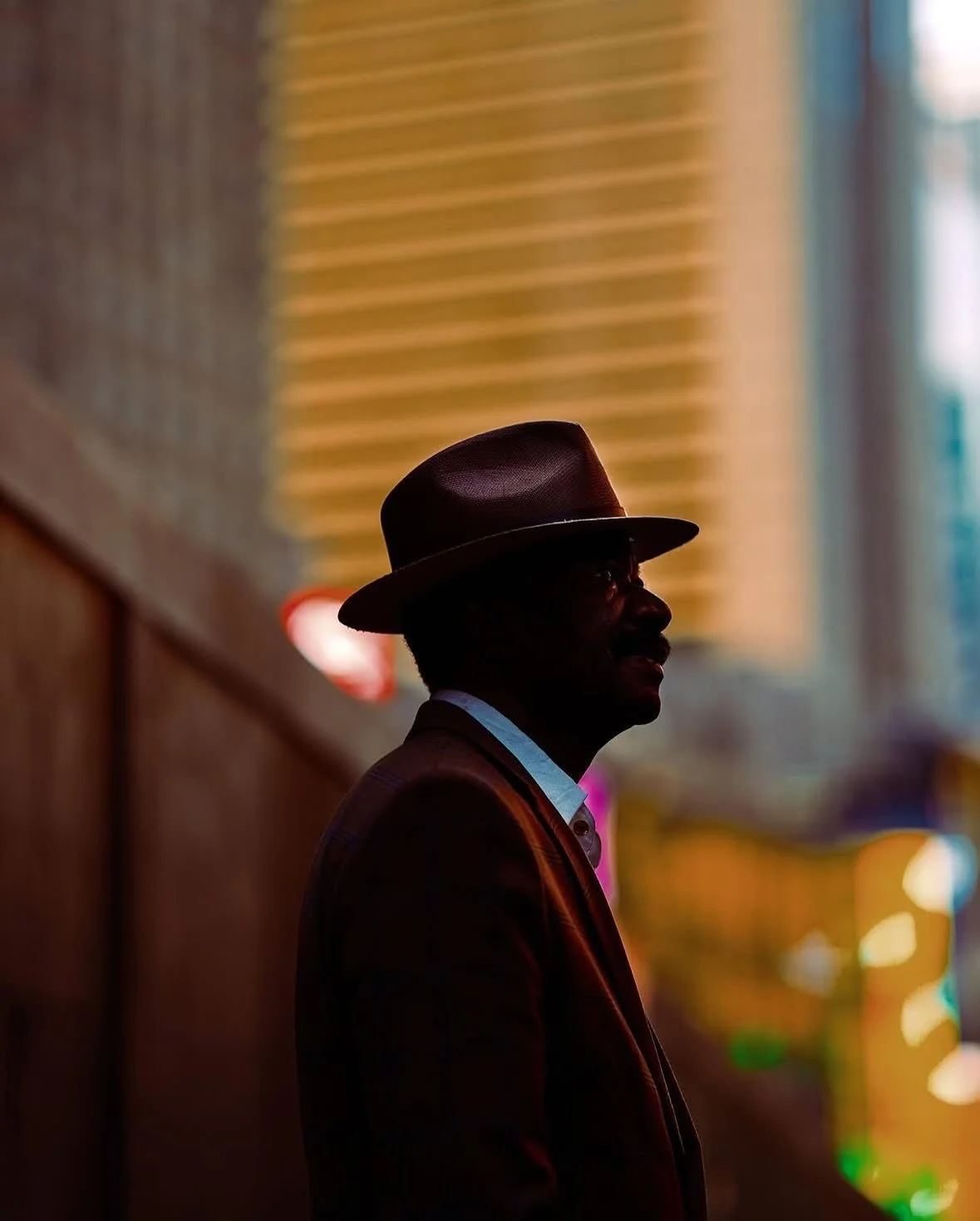 Whenever I need to fall in love with photography I revisit the work of @sixstreetunder ✨👌🏼 His elegant compositions and vibrant use of colour never fail to deliver.