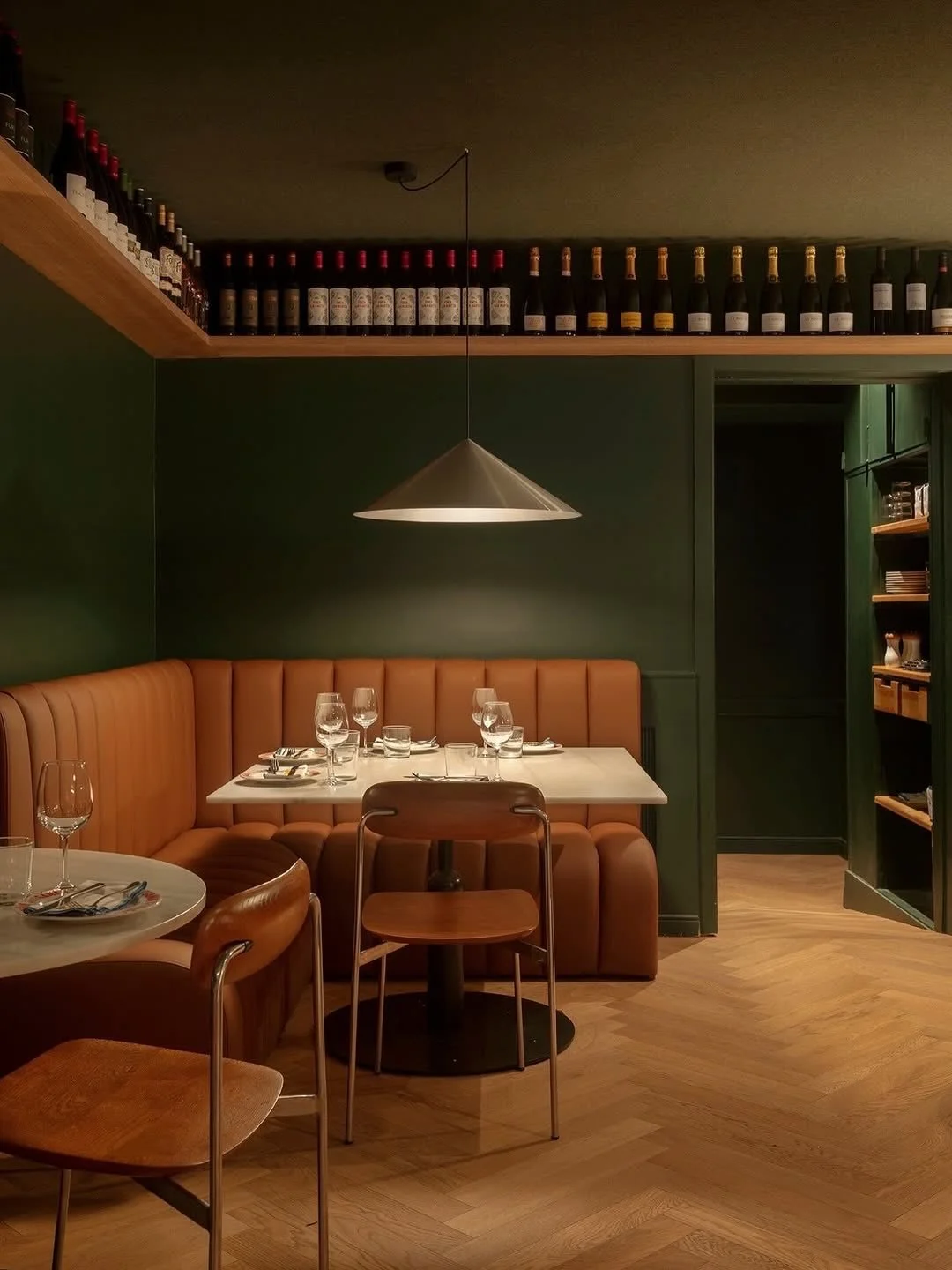 Gotta love a project that combines carefully crafted,  intentional design across the board: beautiful interior design by @norabatlleinteriorista, charming branding, typography and graphic work by @studioroses and all together perfectly captured by @m