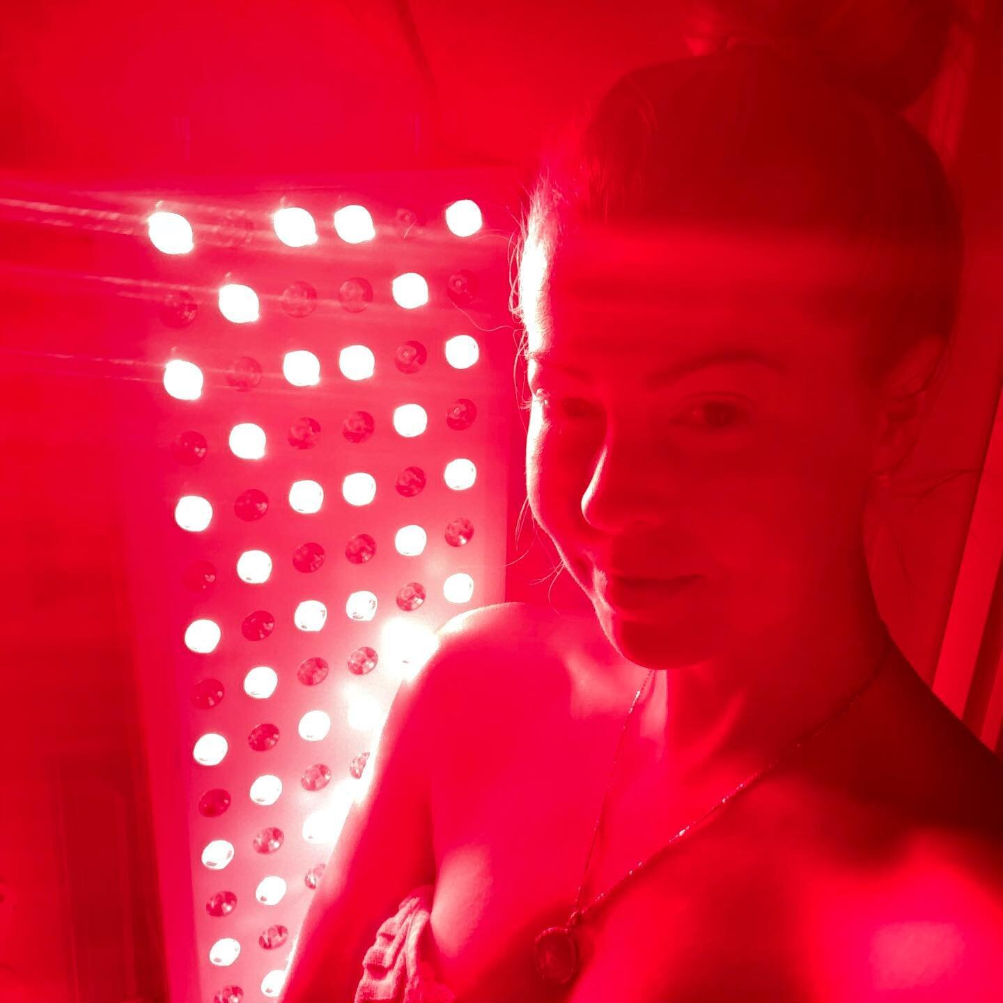 So excited to try redlighttherapy. So far so good. Feeling great after my first 10 min session! Thanks @joovvsocial
.
.
.
#joovv #joovvlight #redlight #infrared #nir #redlighttheraphy #energy #boost #recovery #body #biohack #health #wellness