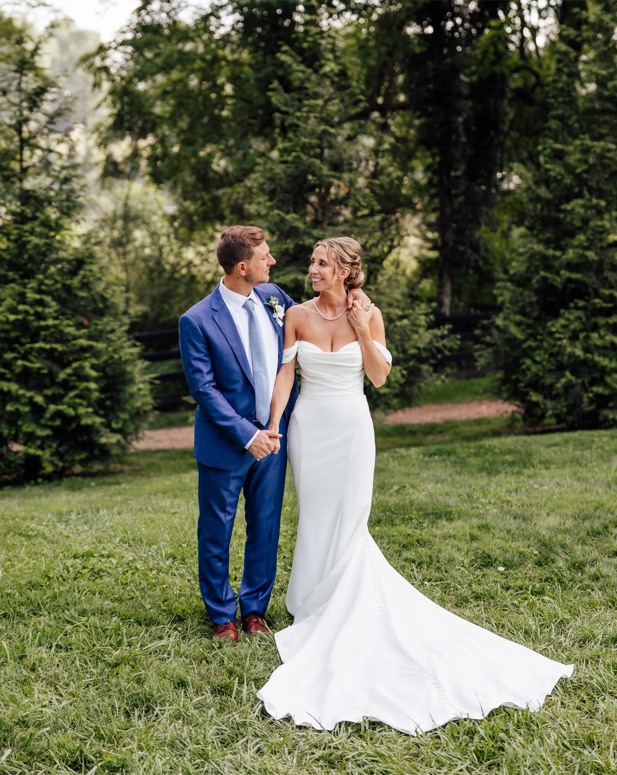 The Dubois // a beautiful August afternoon surrounded by greenery, hydrangeas, live music, and an unexpected wedding crasher🦇
&mdash;
Bride: @wendymoodra 
Groom: @chasejdubois 
Venue: @thevineyardathighholly 
Photographer: @danielaconroyphotography 