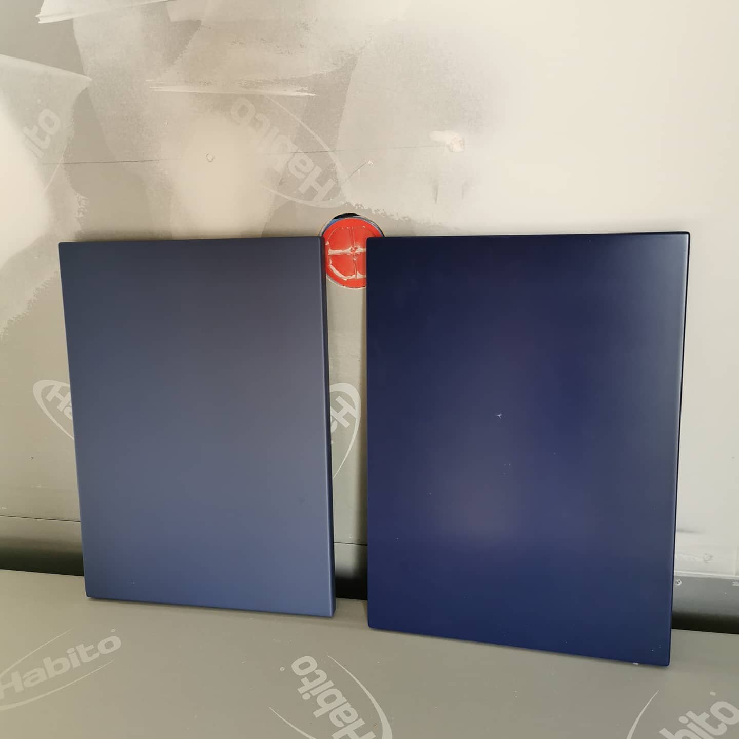 Today, Puustell gave us colour models of the shades we wanted for kitchen and galleriapps. The selection is made easier when the shades are already ready in the right material. Blue color is very natural for white Plaa